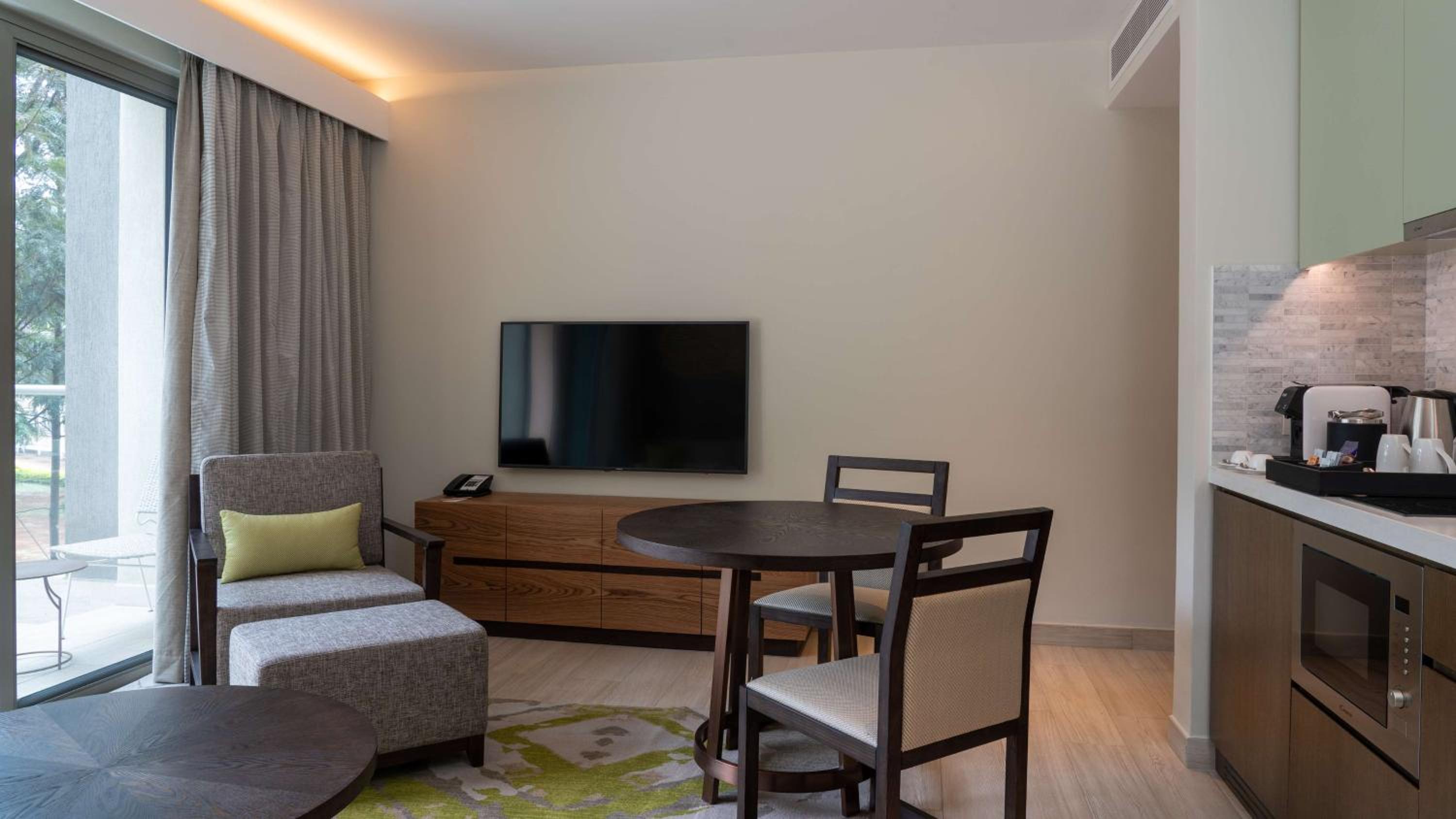 Junior Suite with Lounge Access - Photo 4