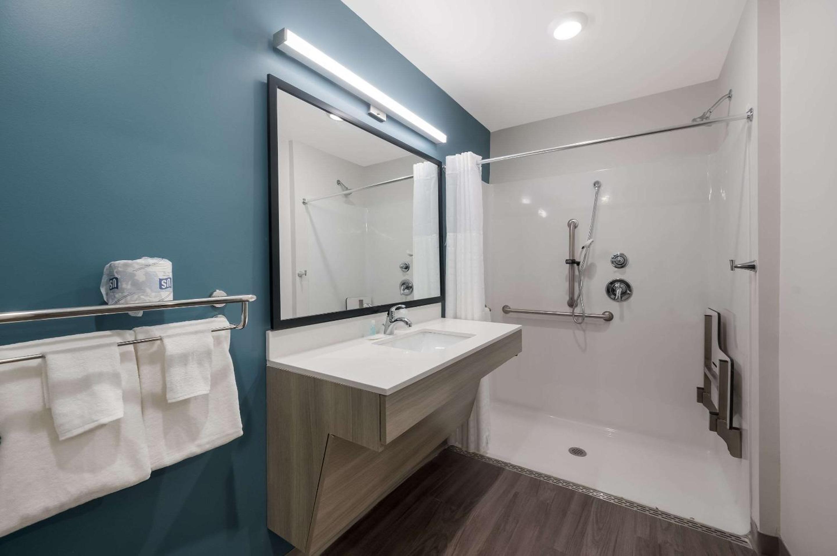 QUEEN SUITE W DISHWASHER (DISHES/COOKWARE INCLUDED) ACCESSIBLE ROLL IN SHOWER photo 2