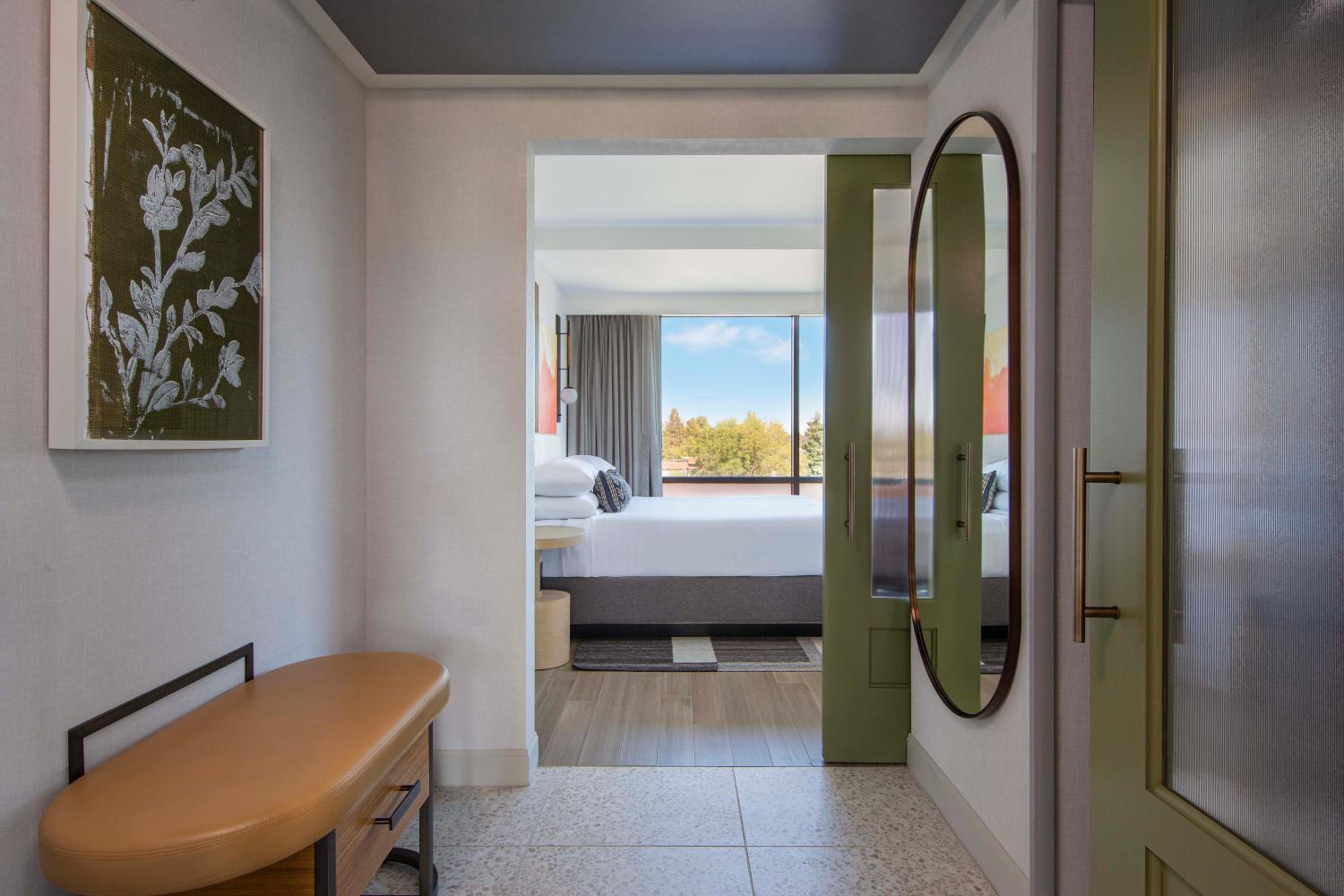 Guest room, 1 King, High floor - Photo 1