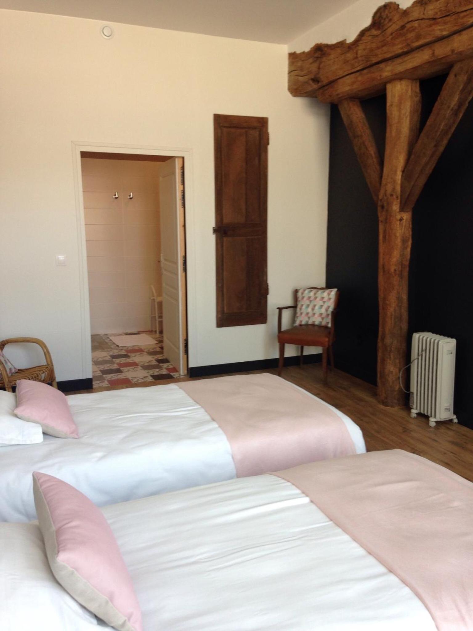 Large Twin Room - Photo 4