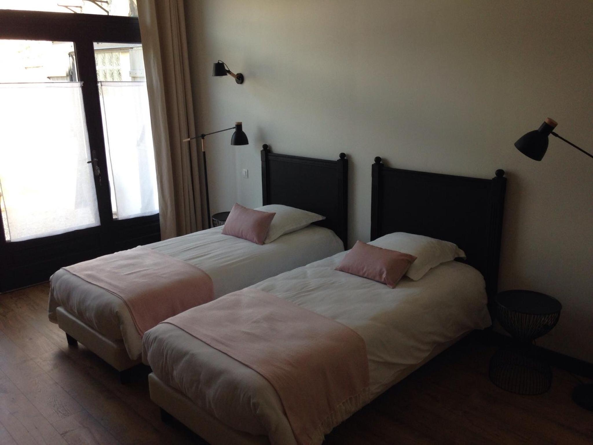 Large Twin Room - Photo 1