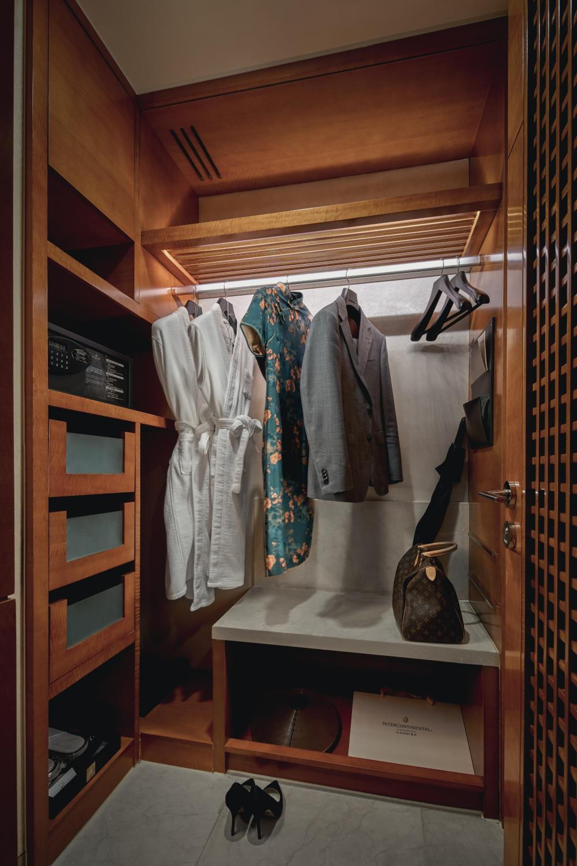 Premium King Room with River View - Photo 2
