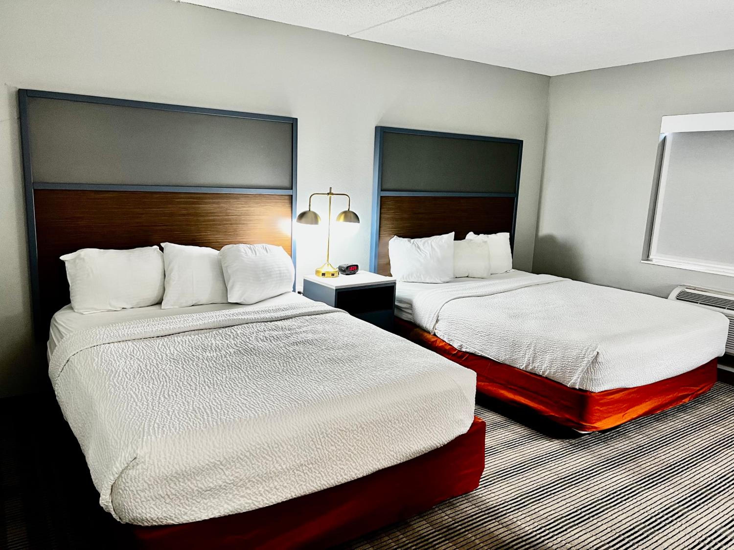Queen Room with Two Queen Beds - Non-Smoking - Photo 4
