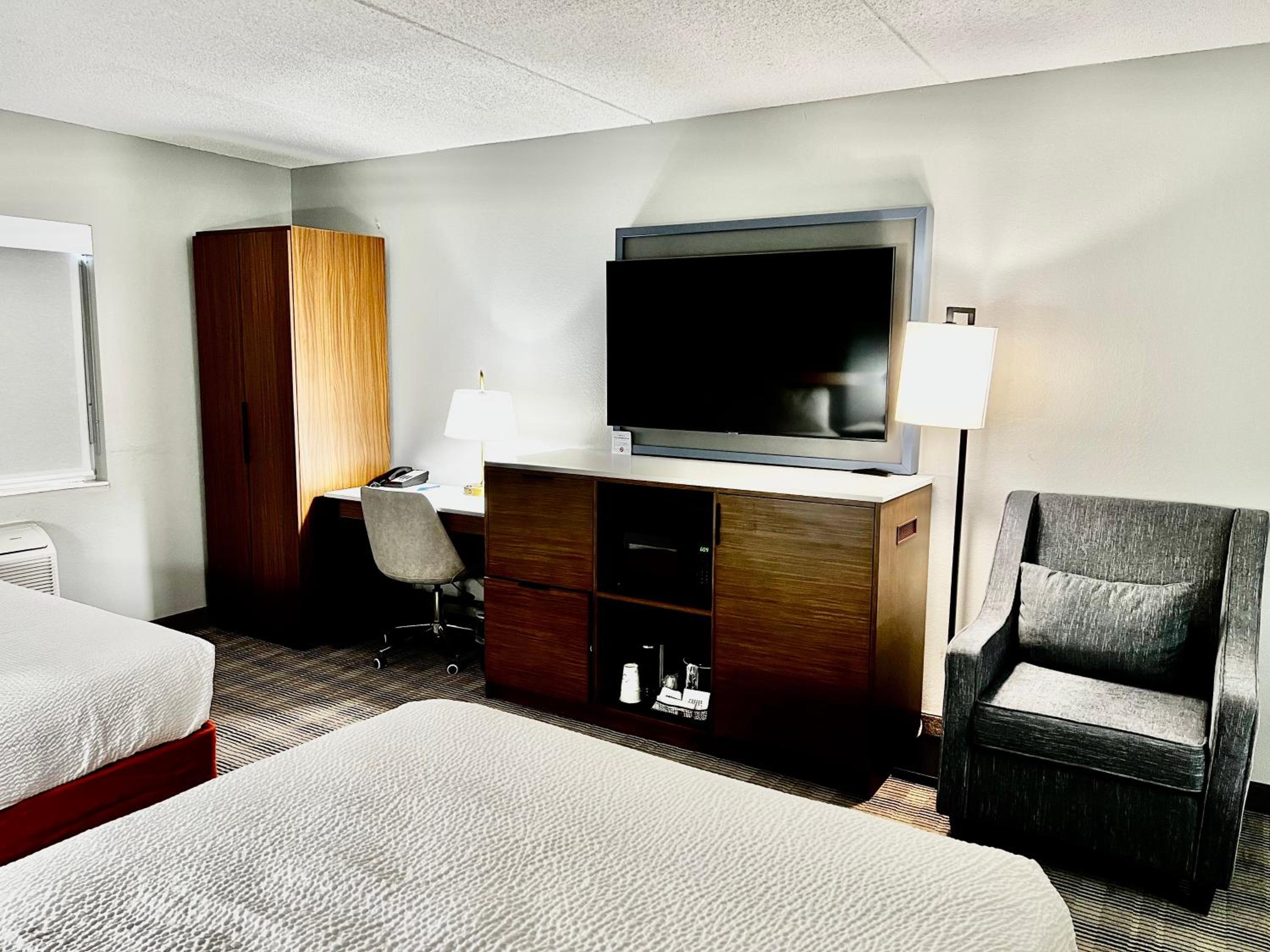 Queen Room with Two Queen Beds - Non-Smoking - Photo 5