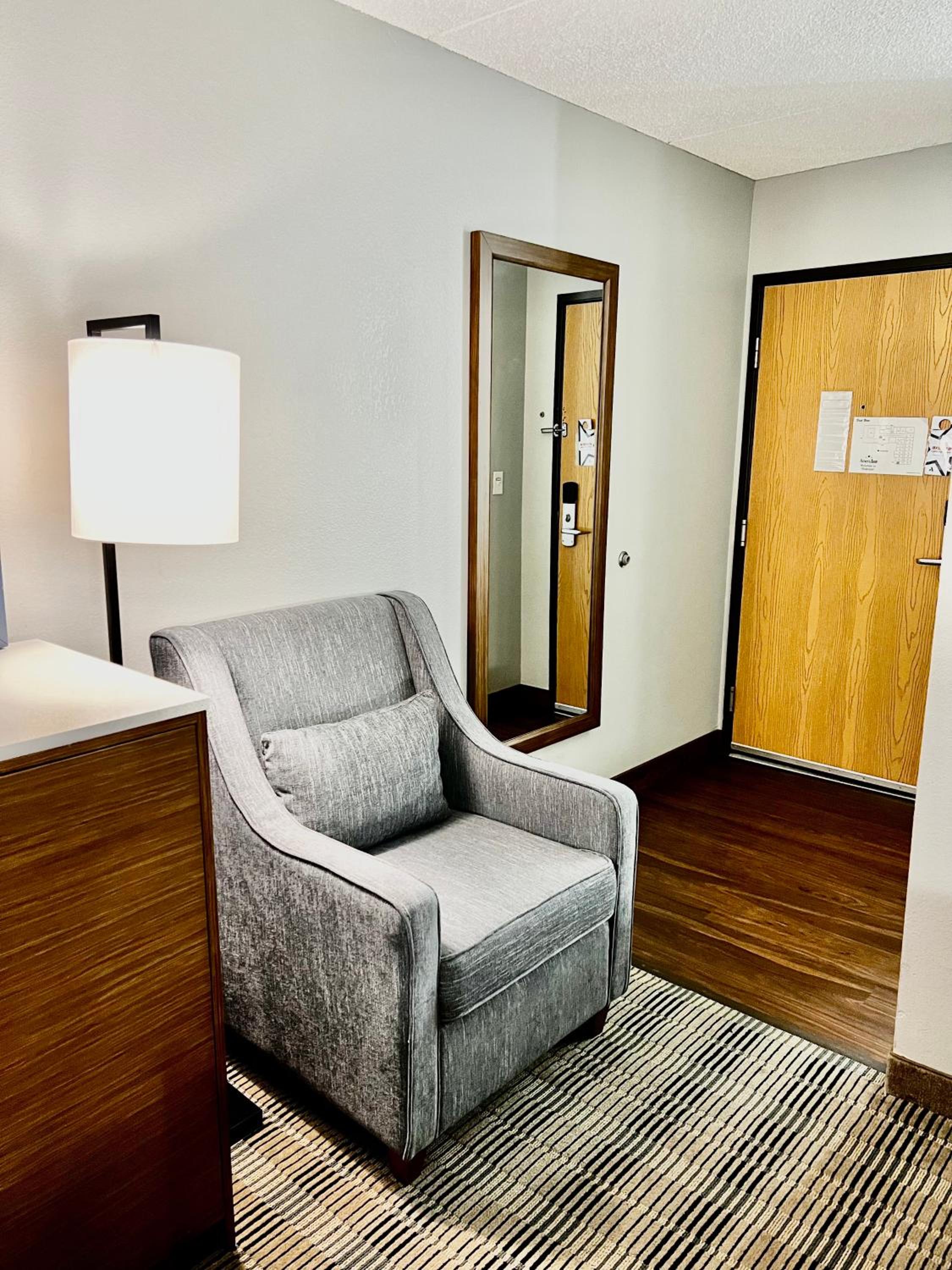 Queen Room with Two Queen Beds - Non-Smoking - Photo 6