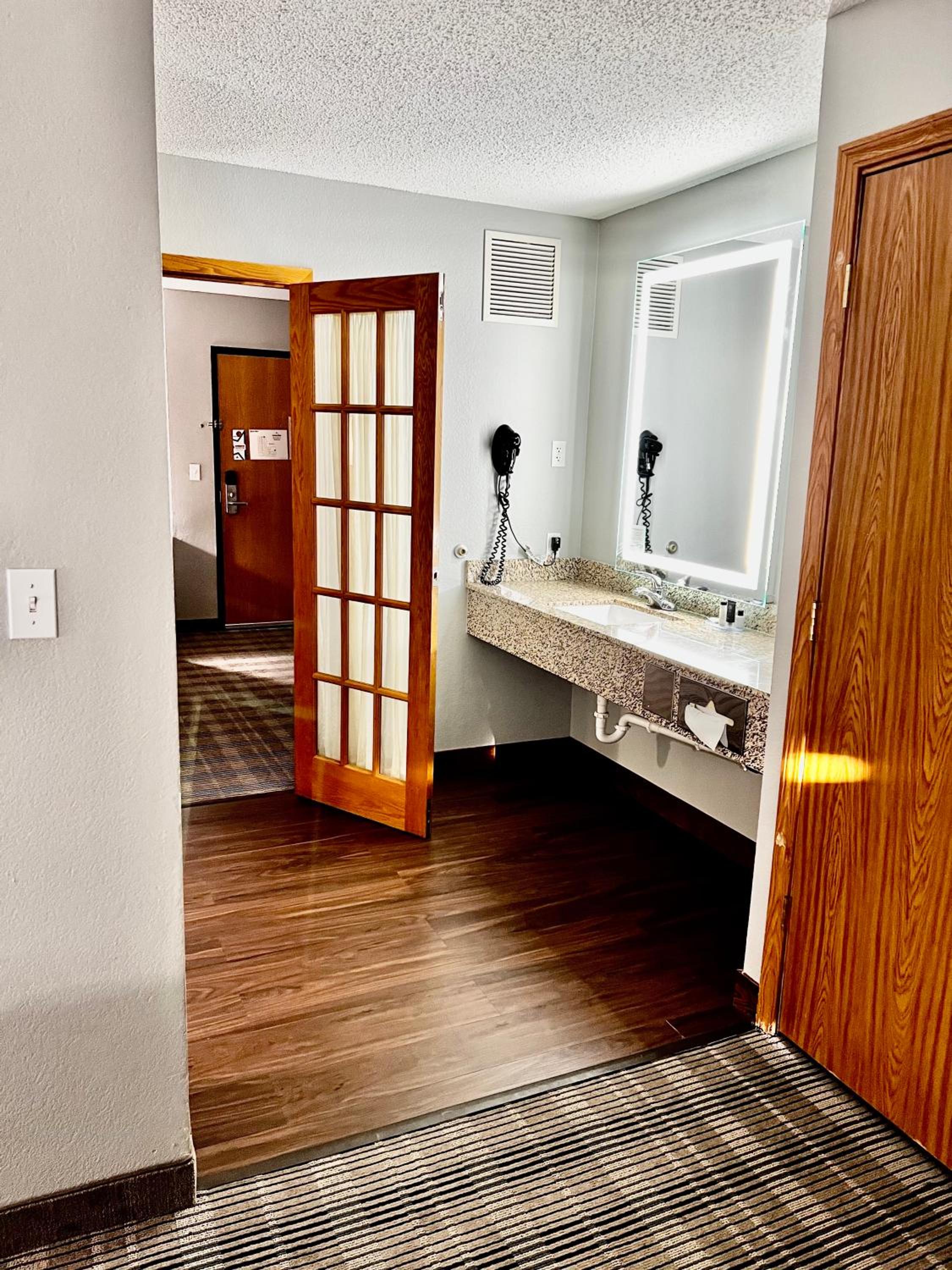 Luxury One Bedroom King Suite Non Smoking - Photo 5