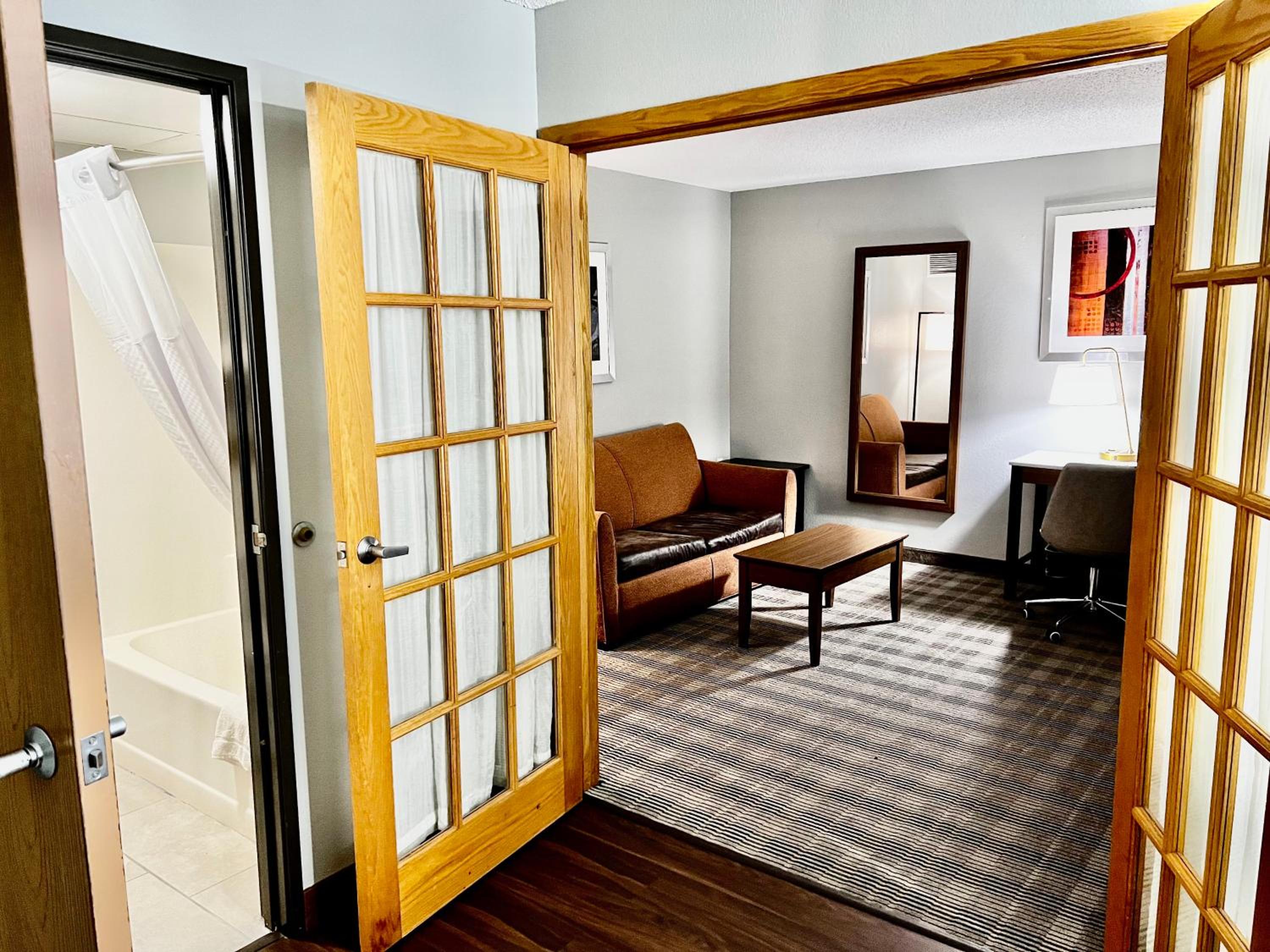 Luxury One Bedroom King Suite Non Smoking - Photo 4