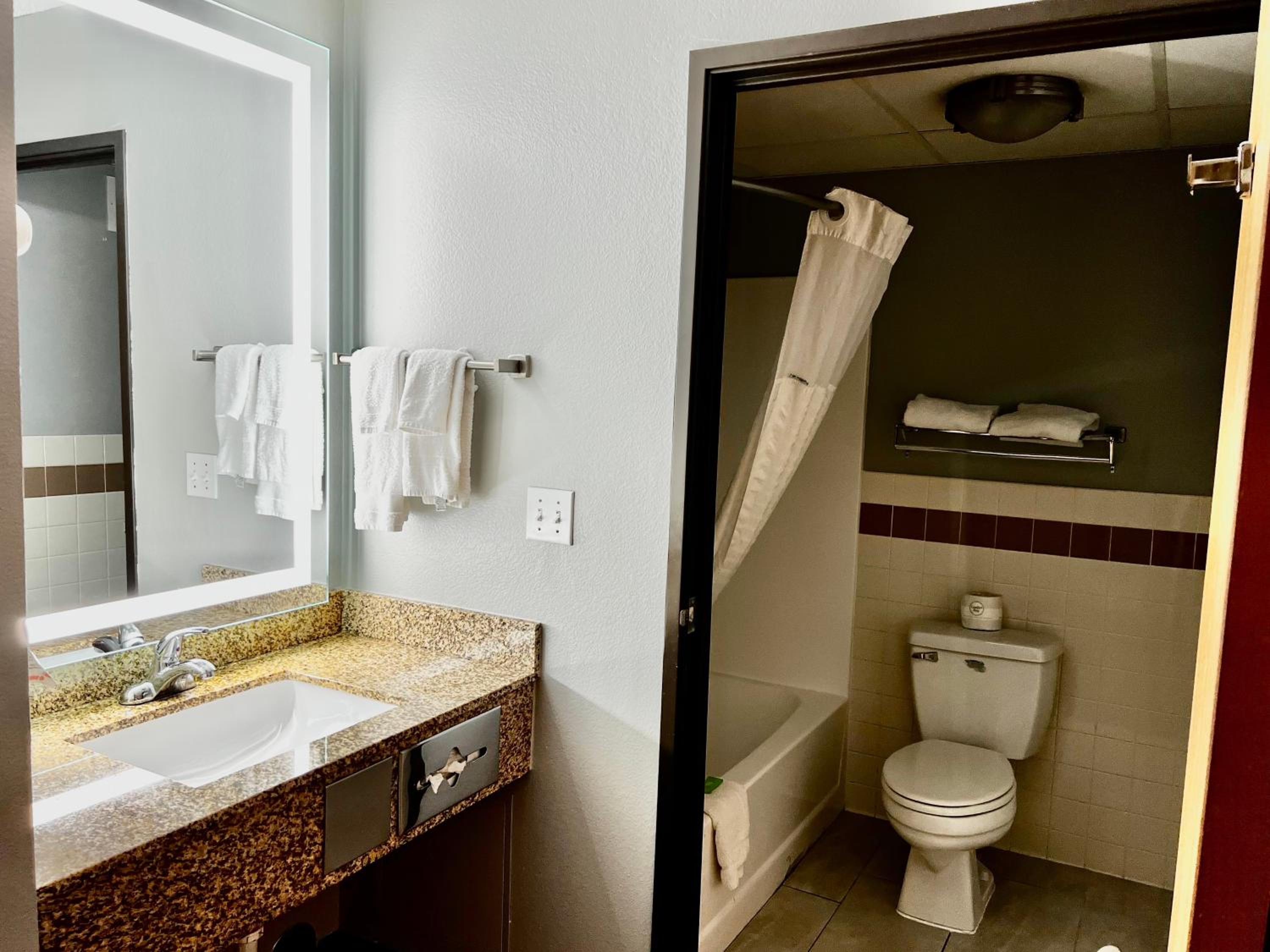 King Room - Non-Smoking - Photo 3
