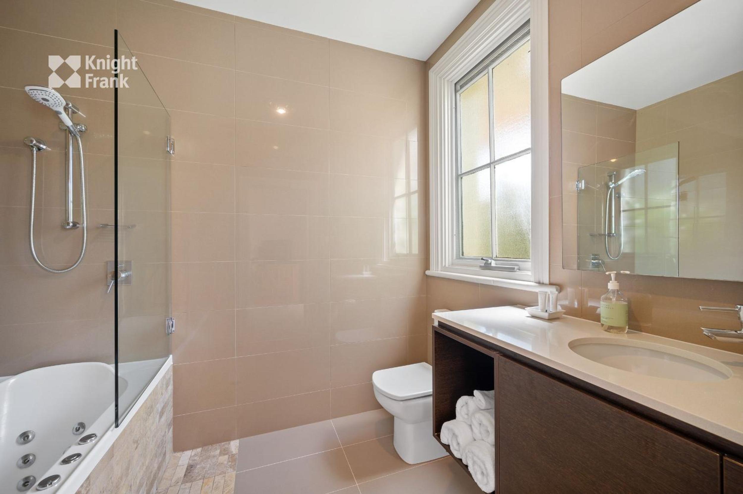Queen Suite with Spa Bath - 5 photo 3