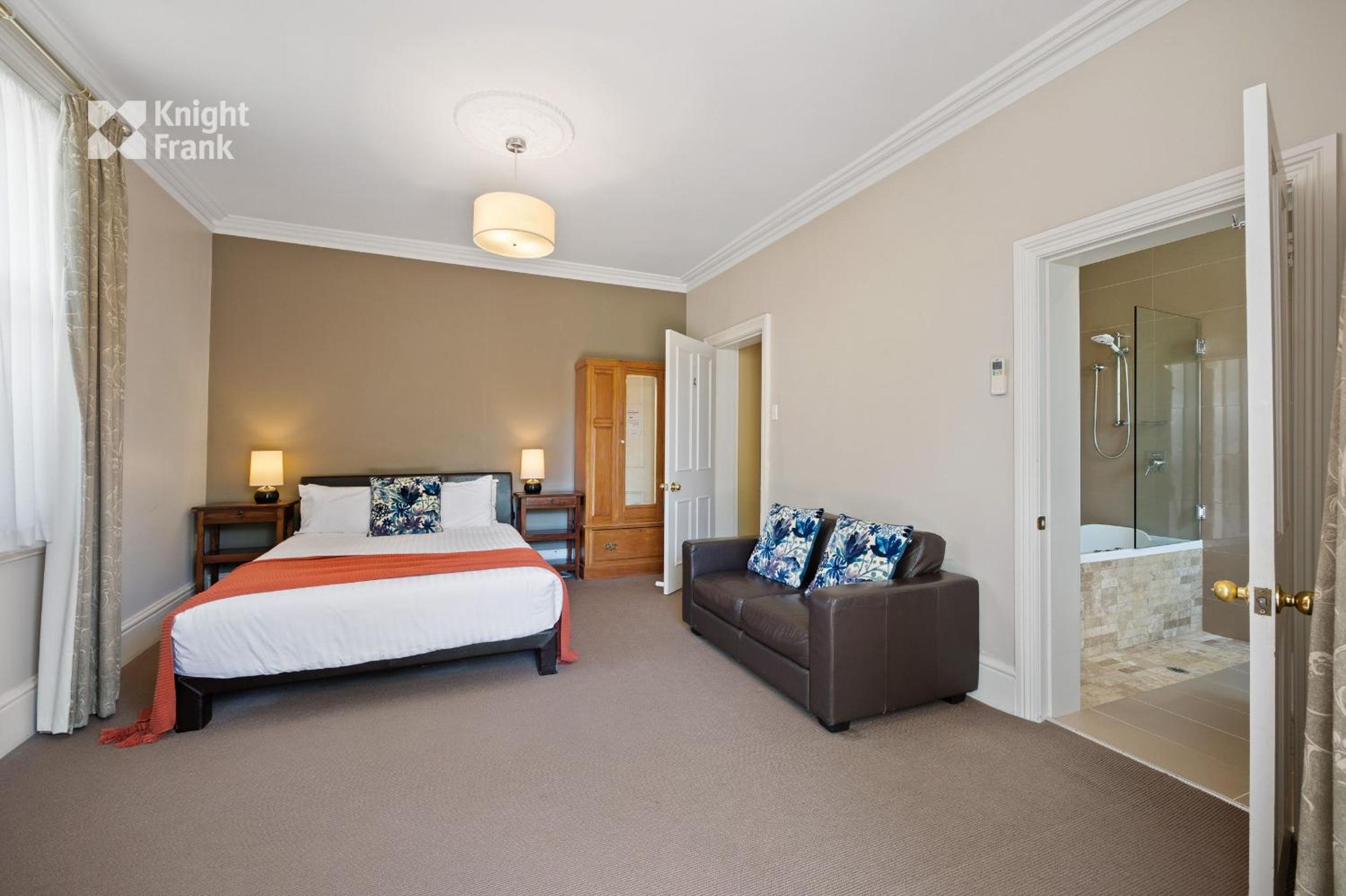 Queen Suite with Spa Bath - 4 photo 2