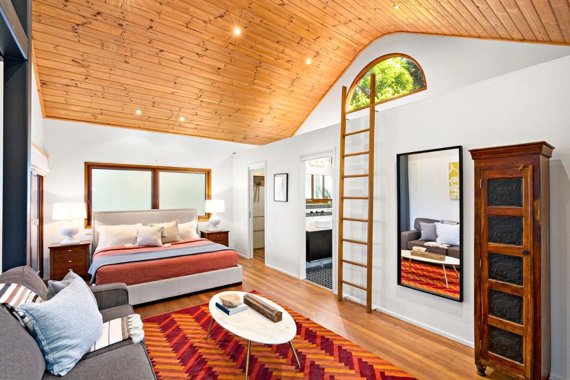 Five-Bedroom House photo 1