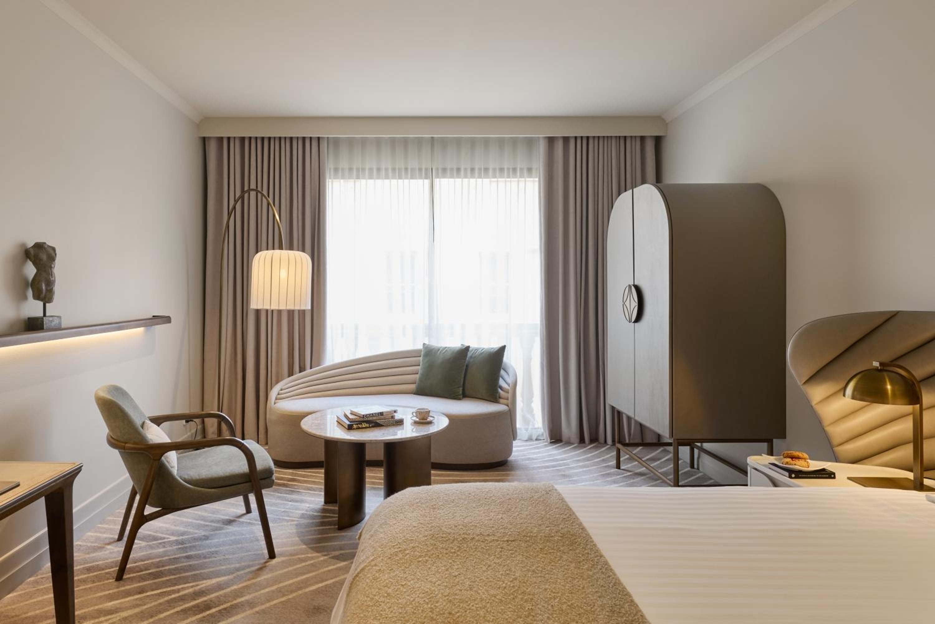 Deluxe King Room - Photo 4