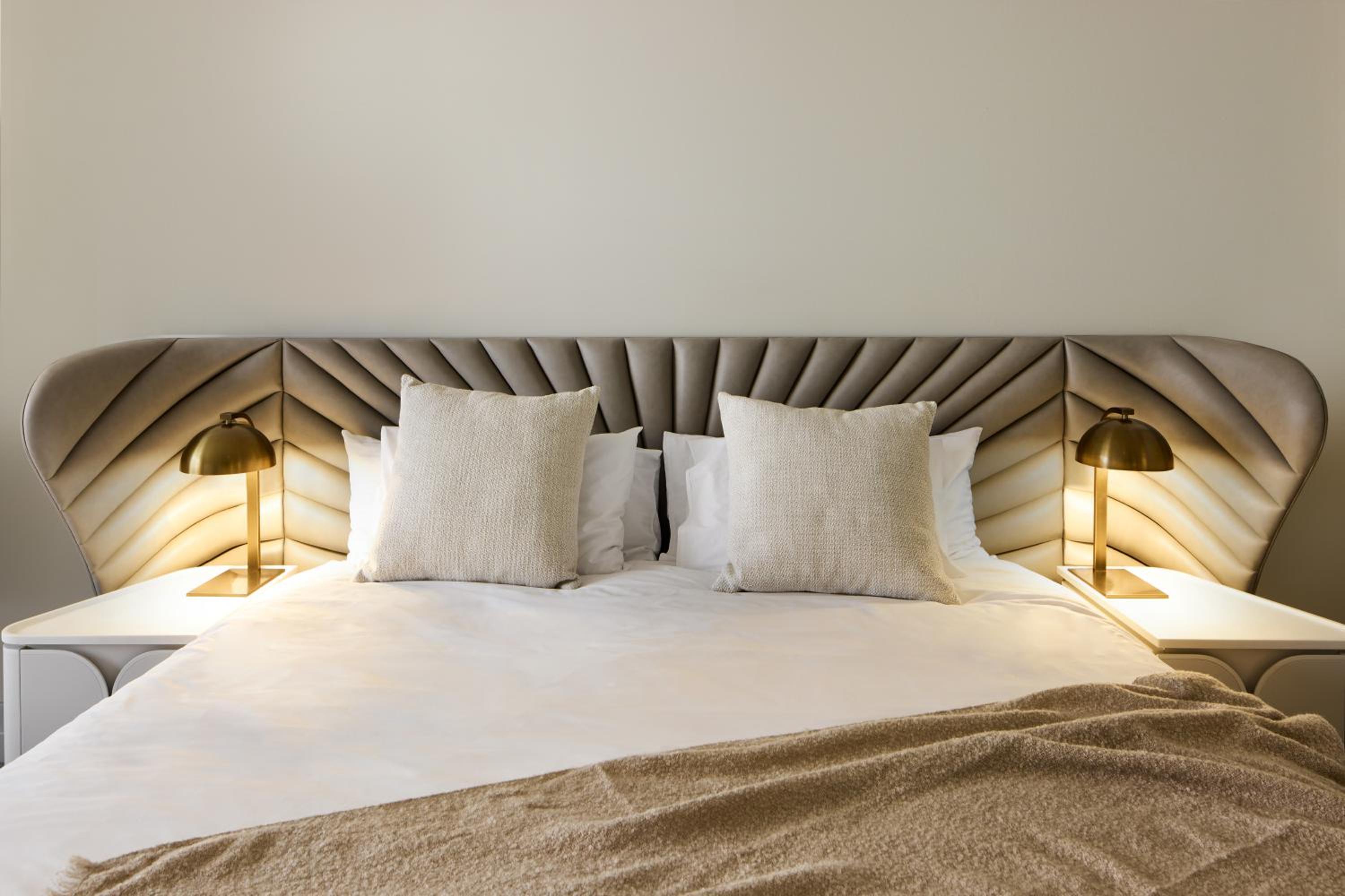Deluxe King Room - Photo 5
