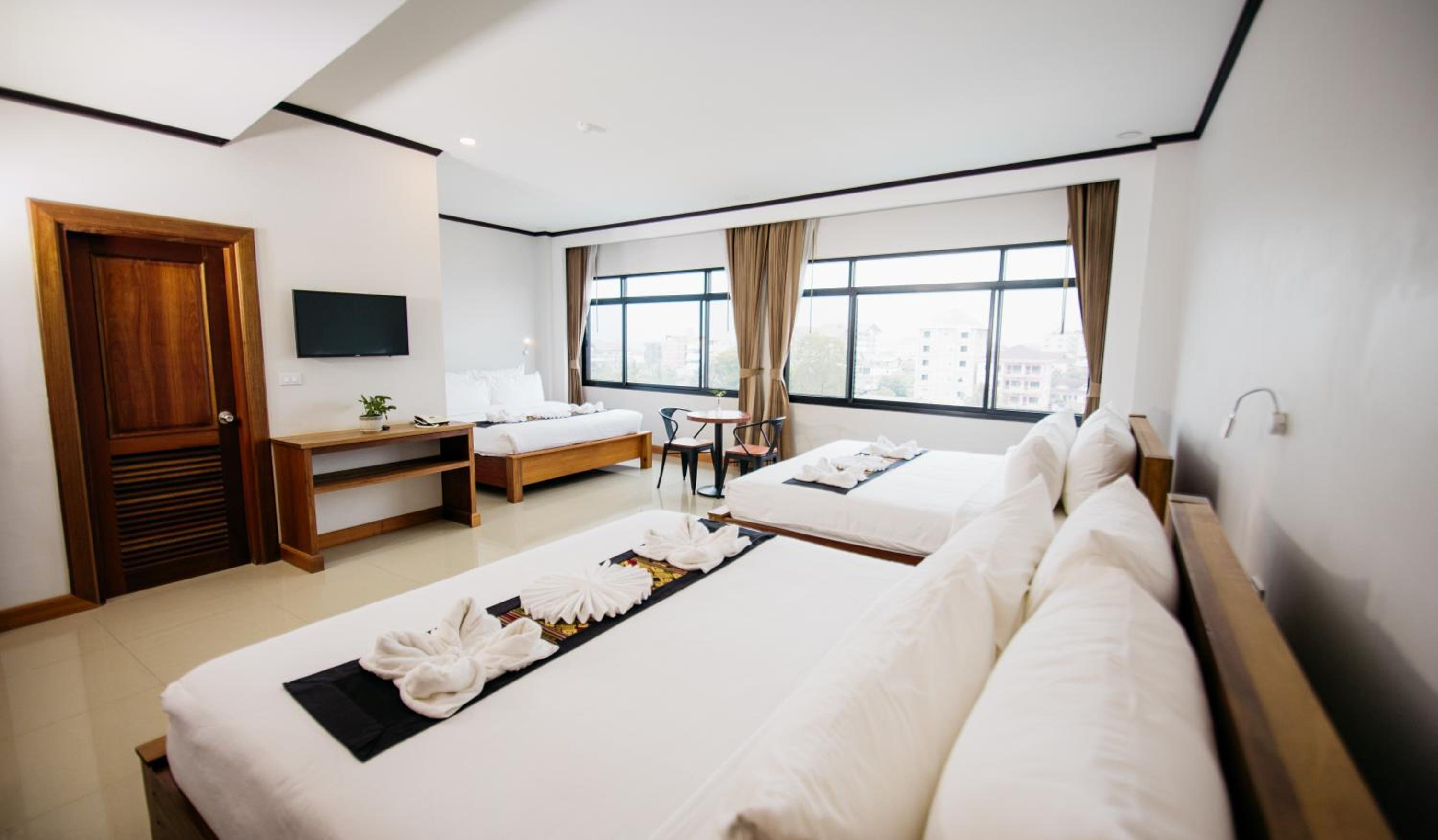 Deluxe Family Room - Photo 2