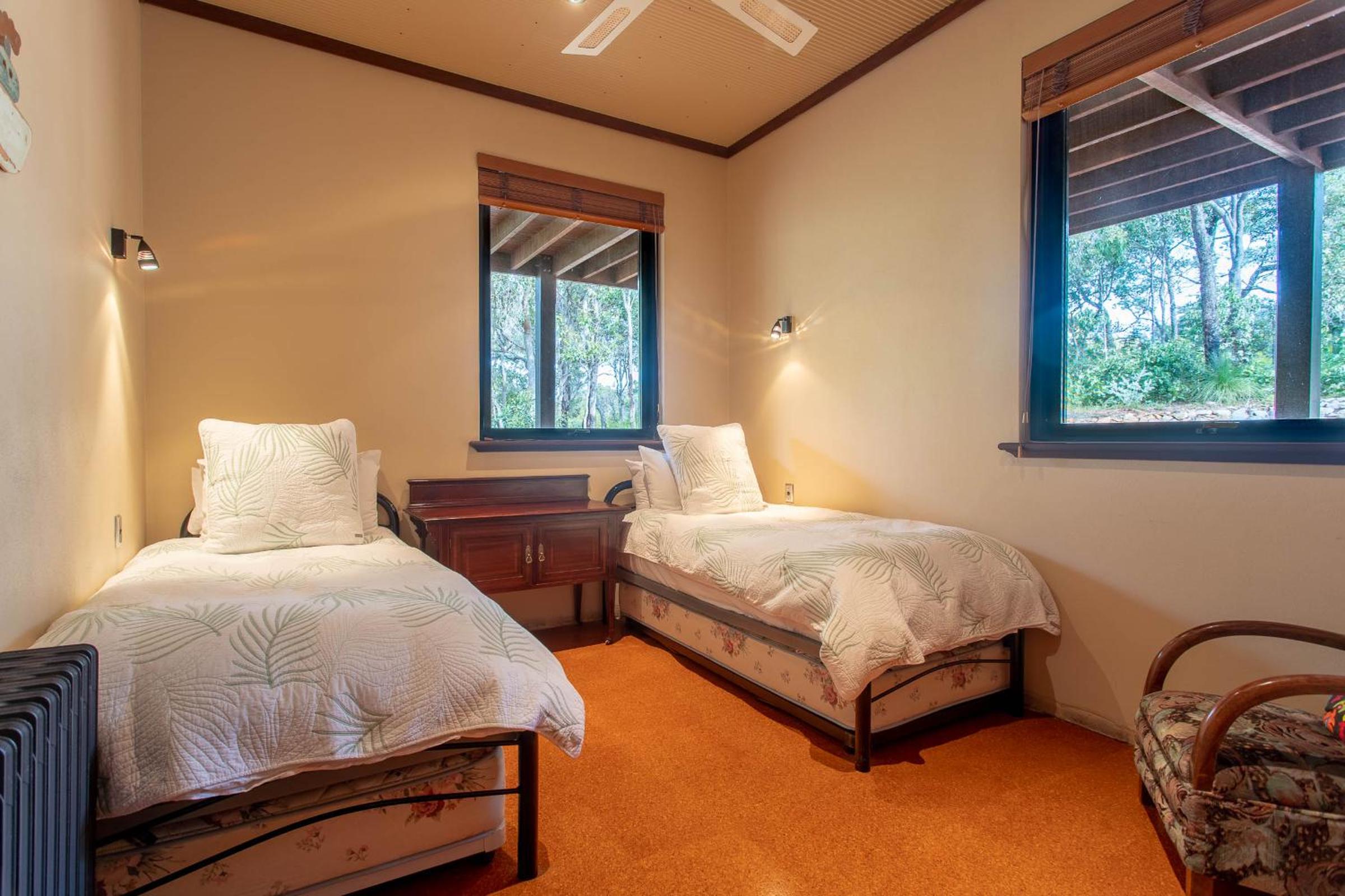 Five-Bedroom House photo 2