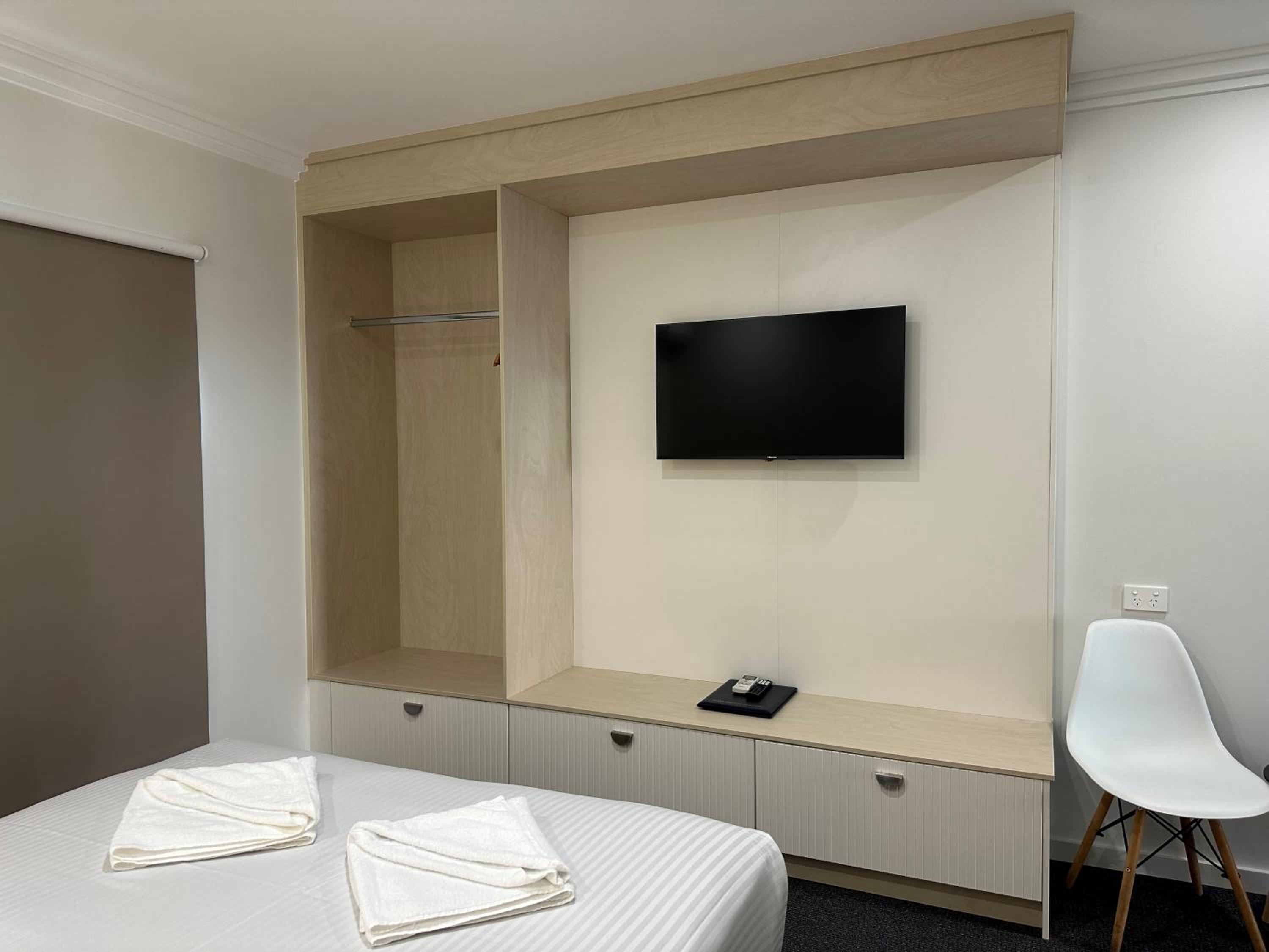 Queen Room - Disability Access photo 3