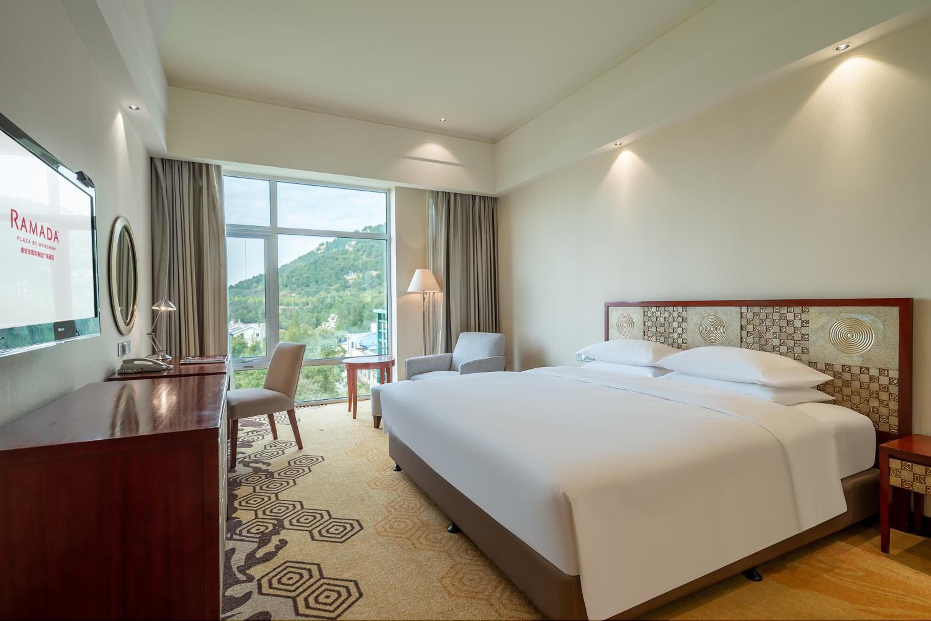 King Room with Mountain View - Non-Smoking