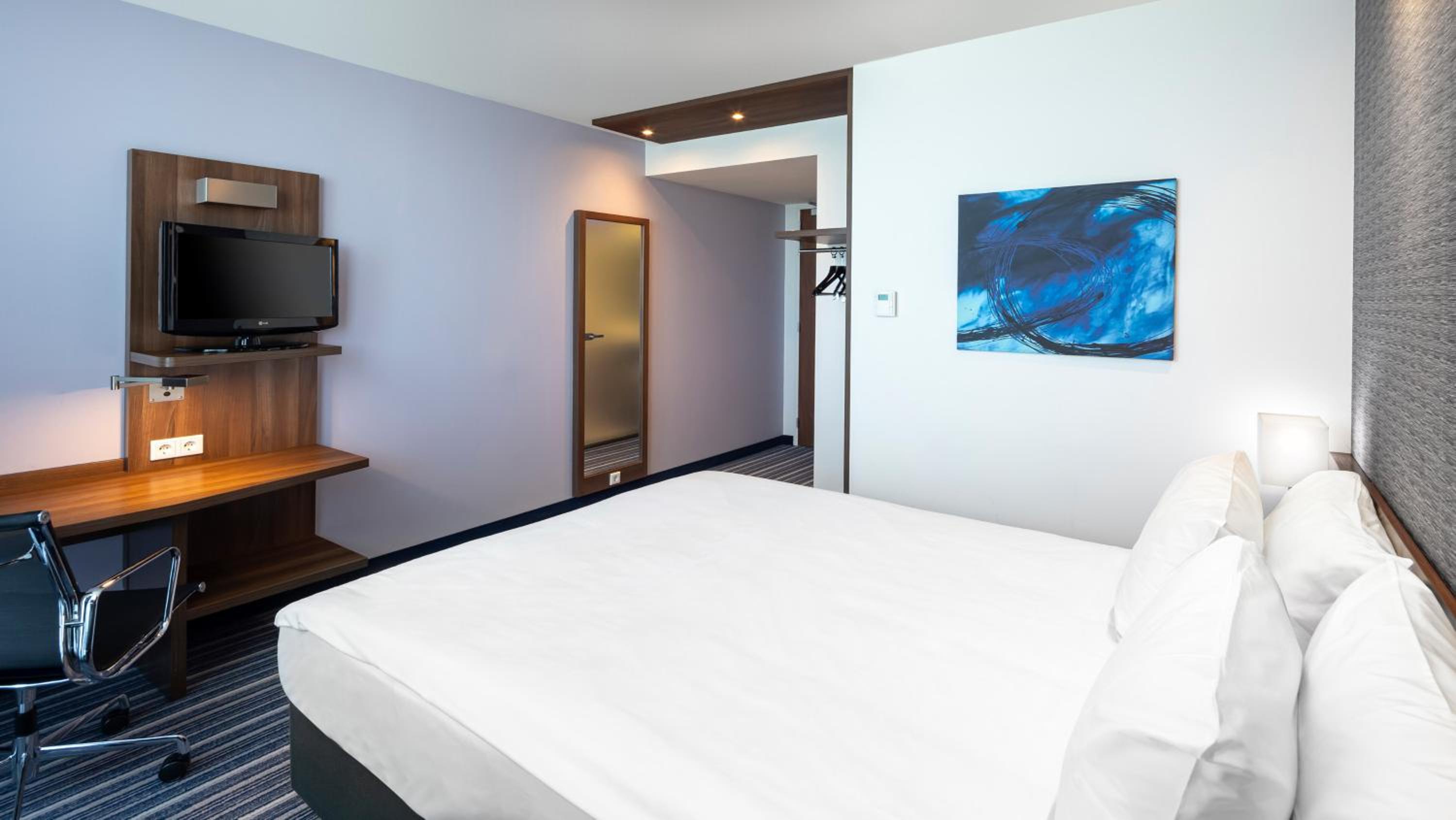 Standard Queen Room with One Queen Bed and One Single Bed - Ground Floor photo 2