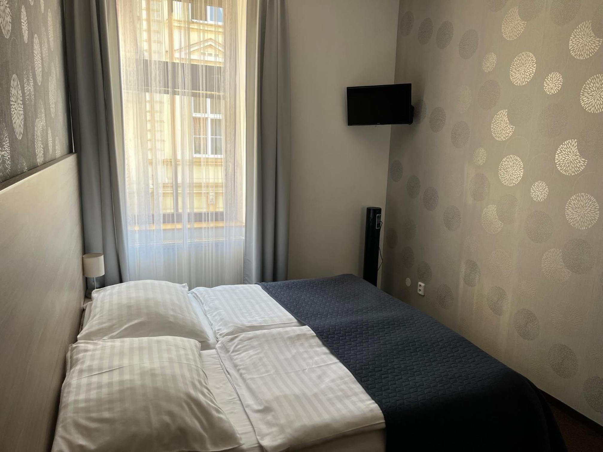 Double or Twin Room - Photo 7