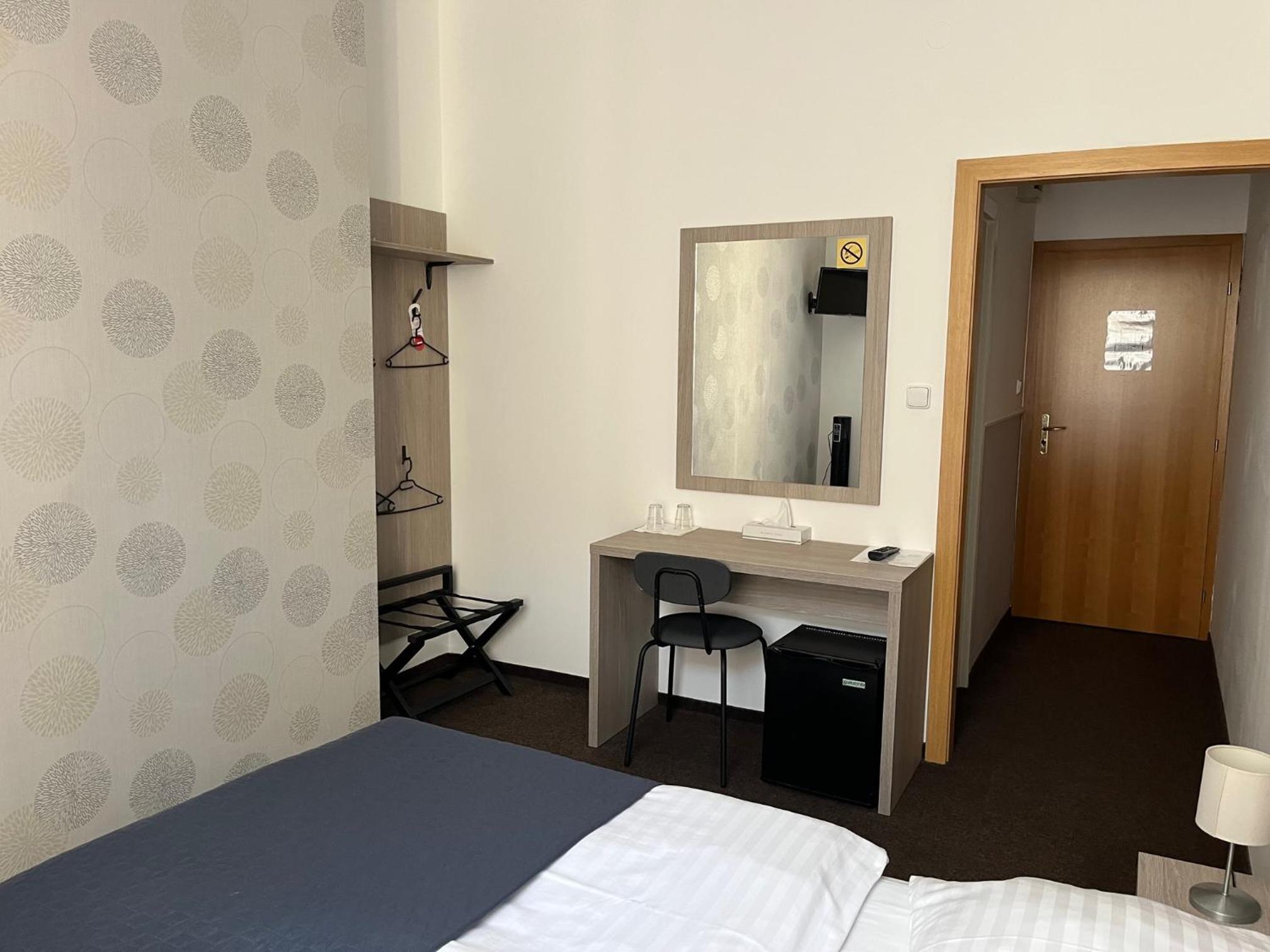Double or Twin Room - Photo 2