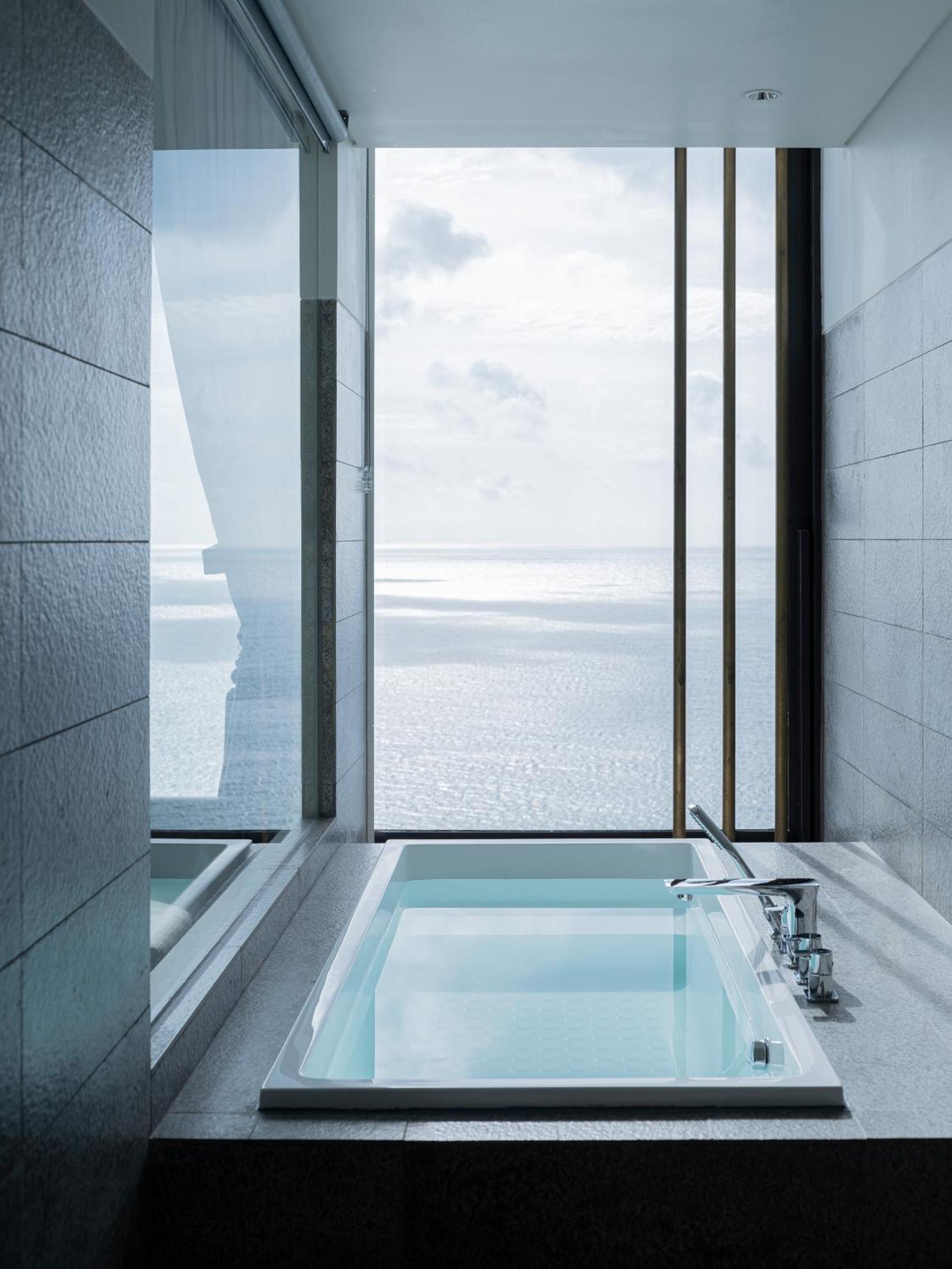 Deluxe Twin Sea View Room - Photo 2