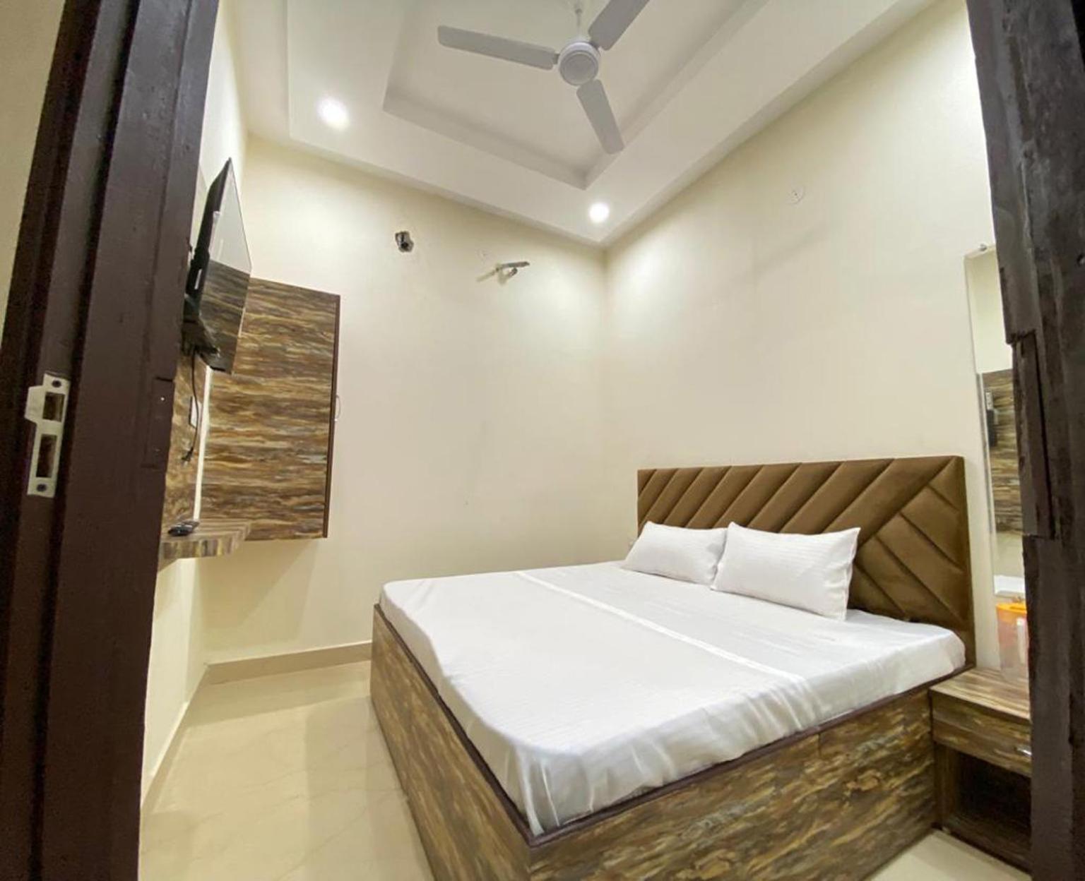 Deluxe Double Room (2 Adults + 1 Child) photo 1