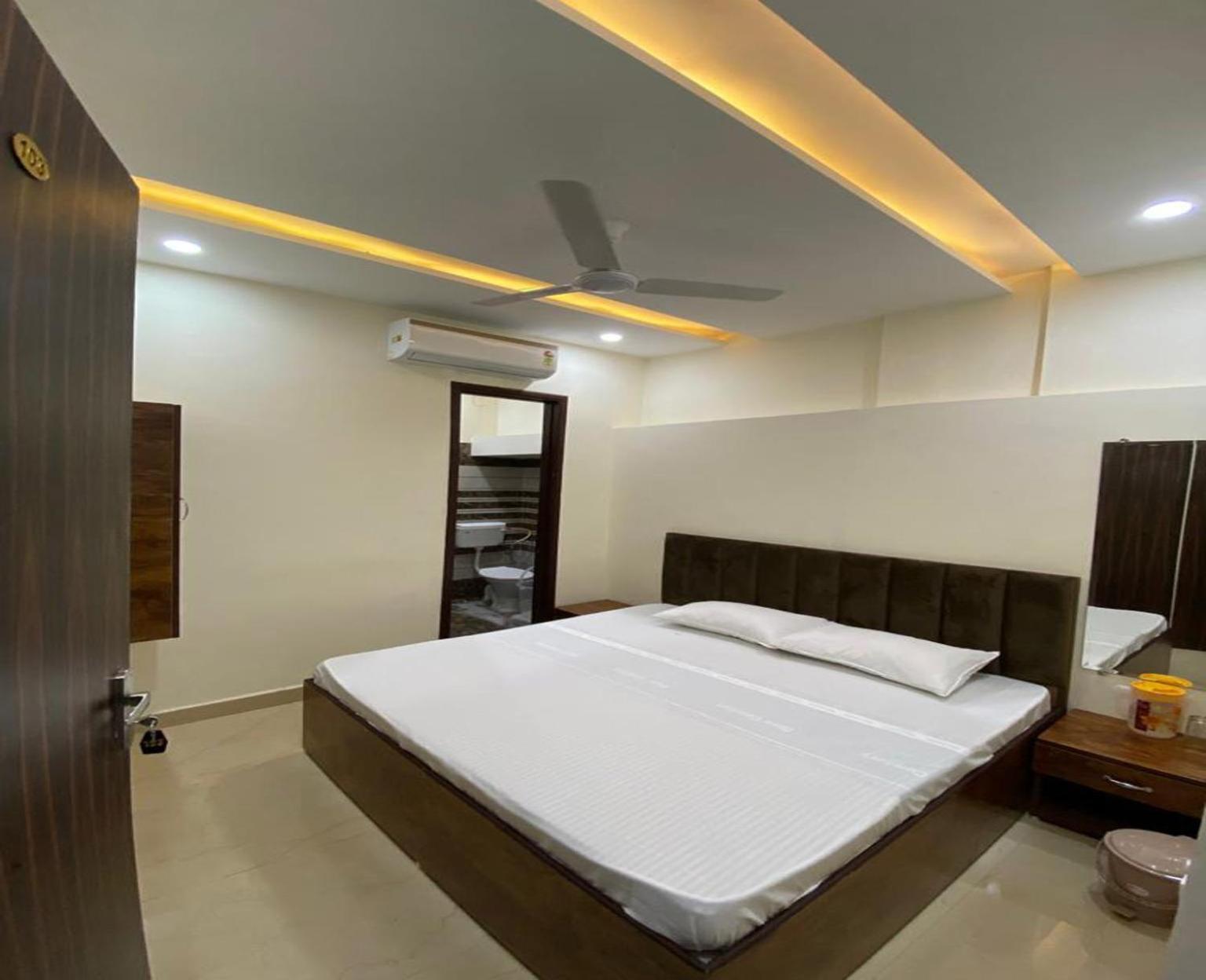 Deluxe Double Room (2 Adults + 1 Child) photo 2