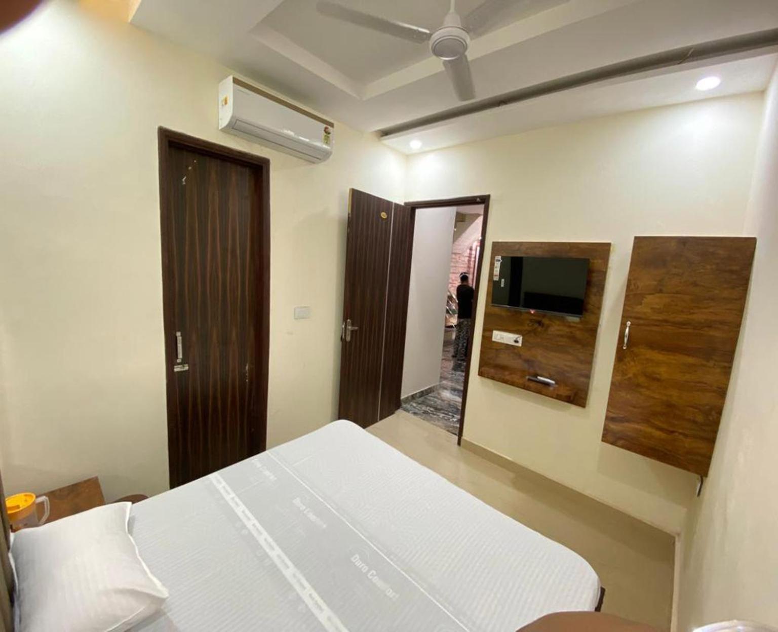 Deluxe Double Room (2 Adults + 1 Child) photo 3