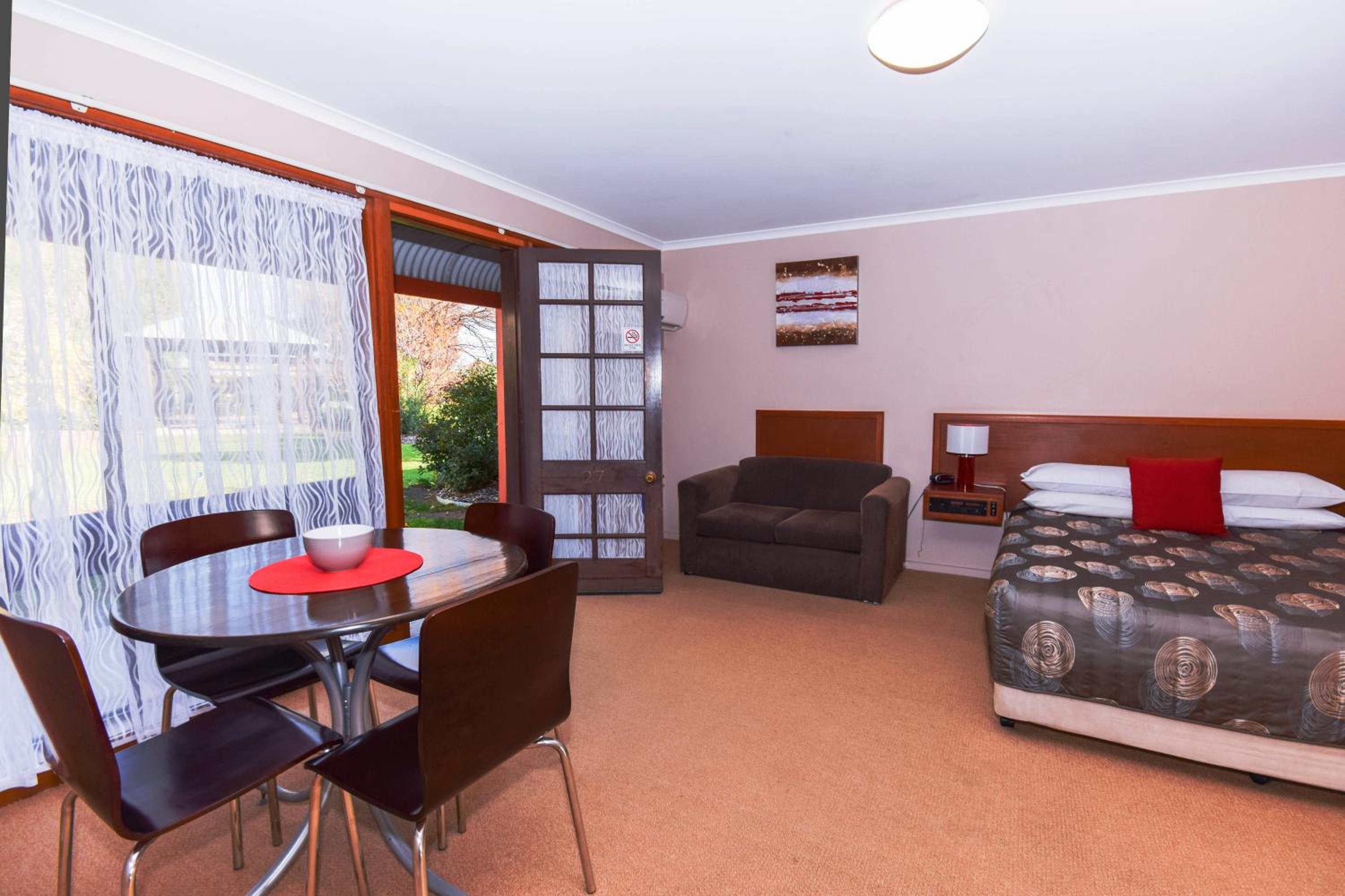 Two Room Unit with Garden View - 2 Queen Beds photo 2