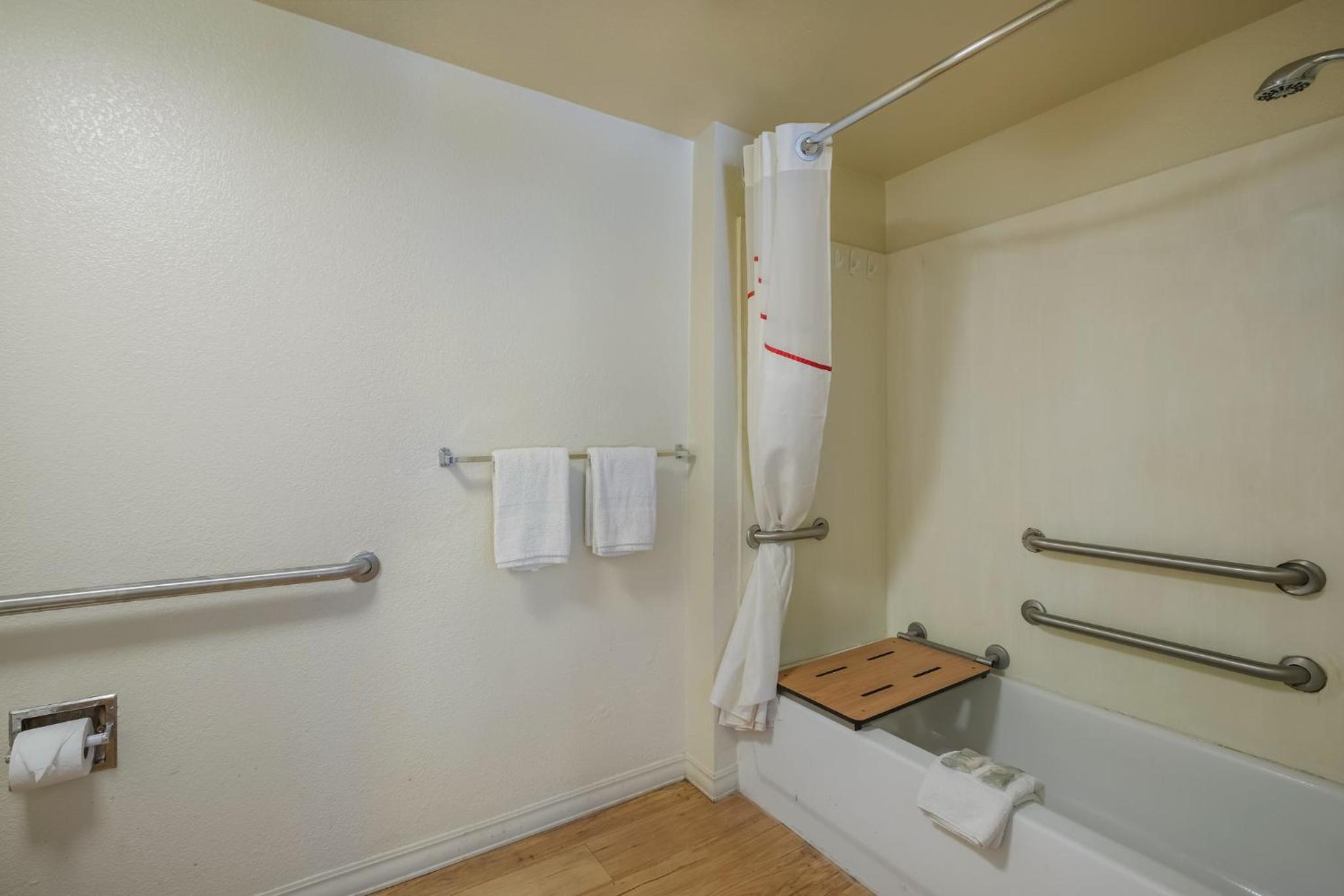 Suite King with Spa Bath Disability Access Non-Smoking - Photo 2
