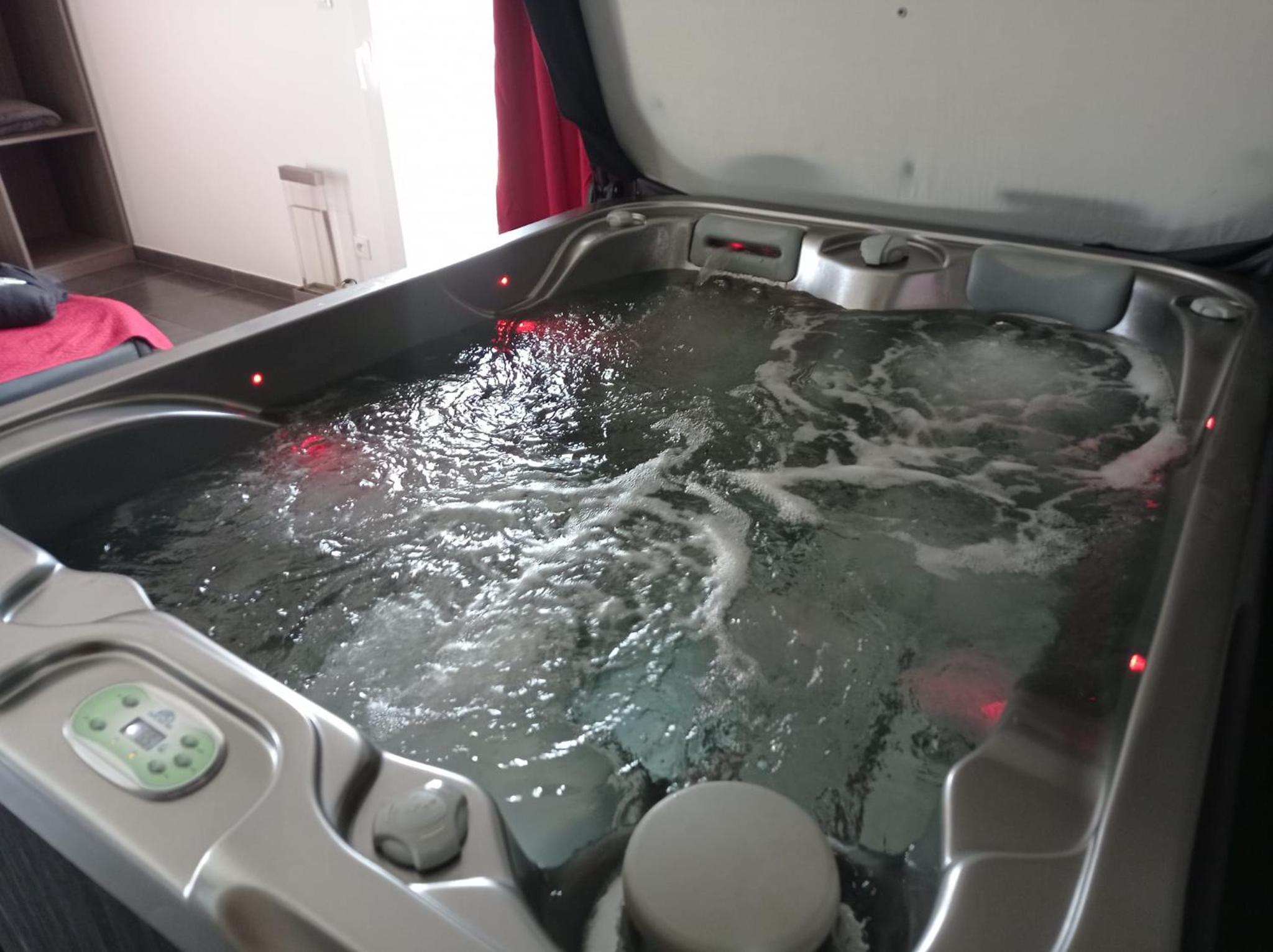 Double Room with Spa Bath - Photo 12
