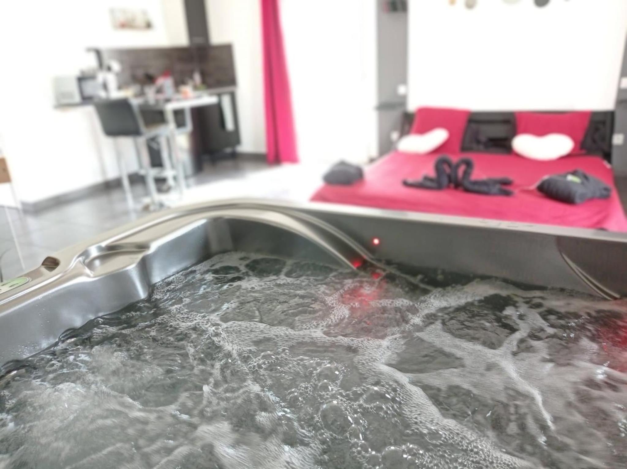 Double Room with Spa Bath - Photo 18