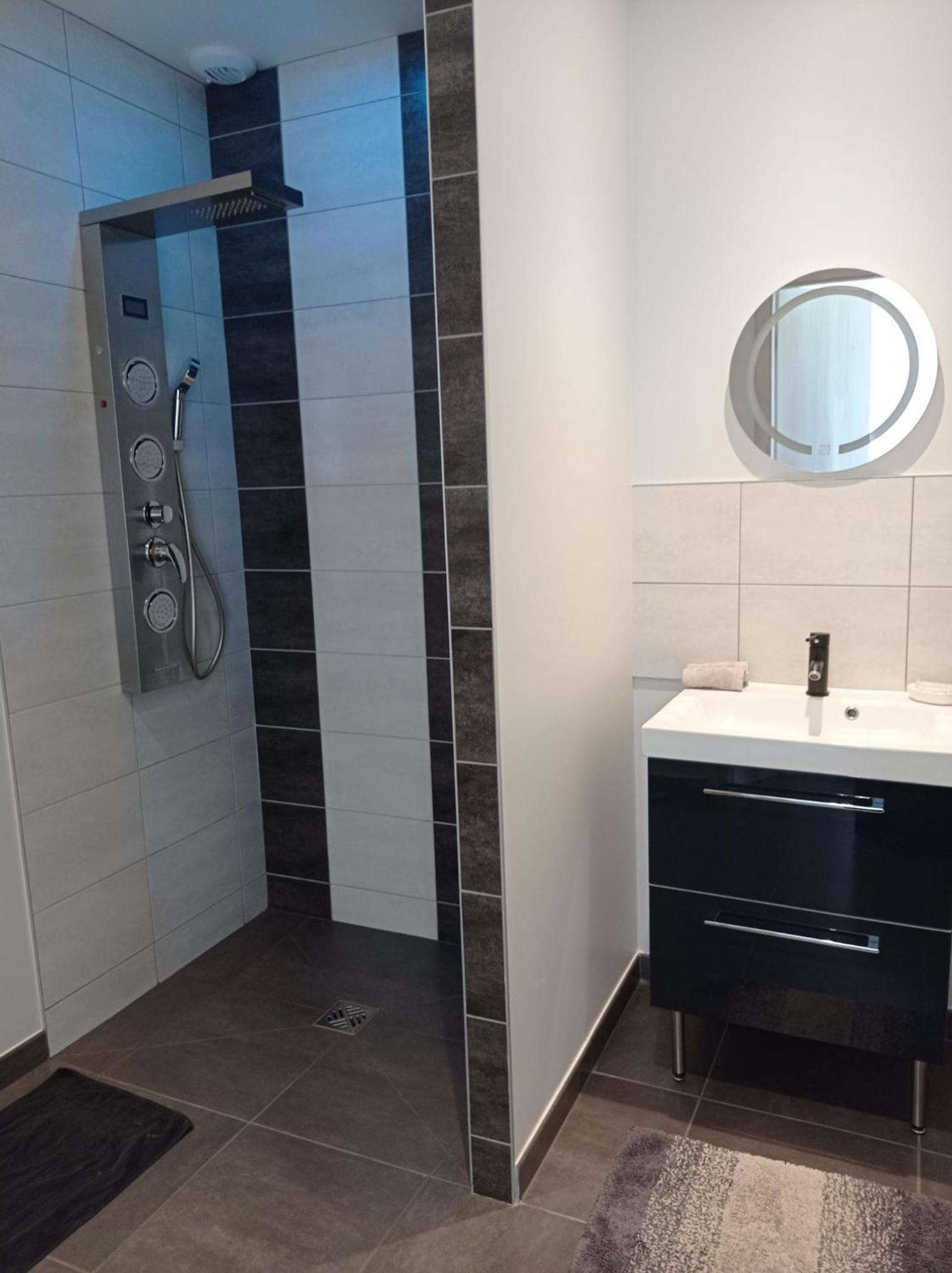 Double Room with Spa Bath - Photo 26