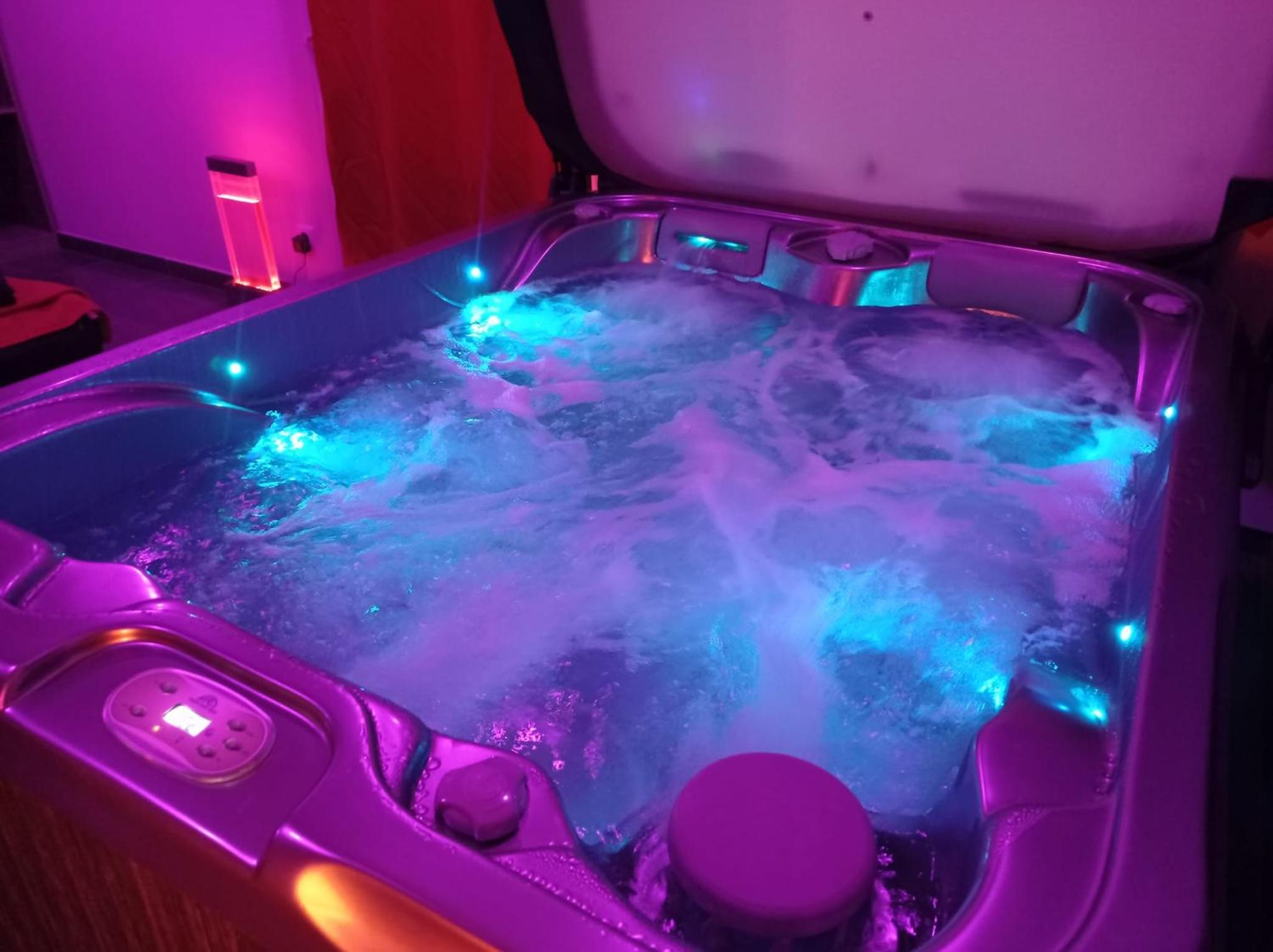 Double Room with Spa Bath - Photo 14