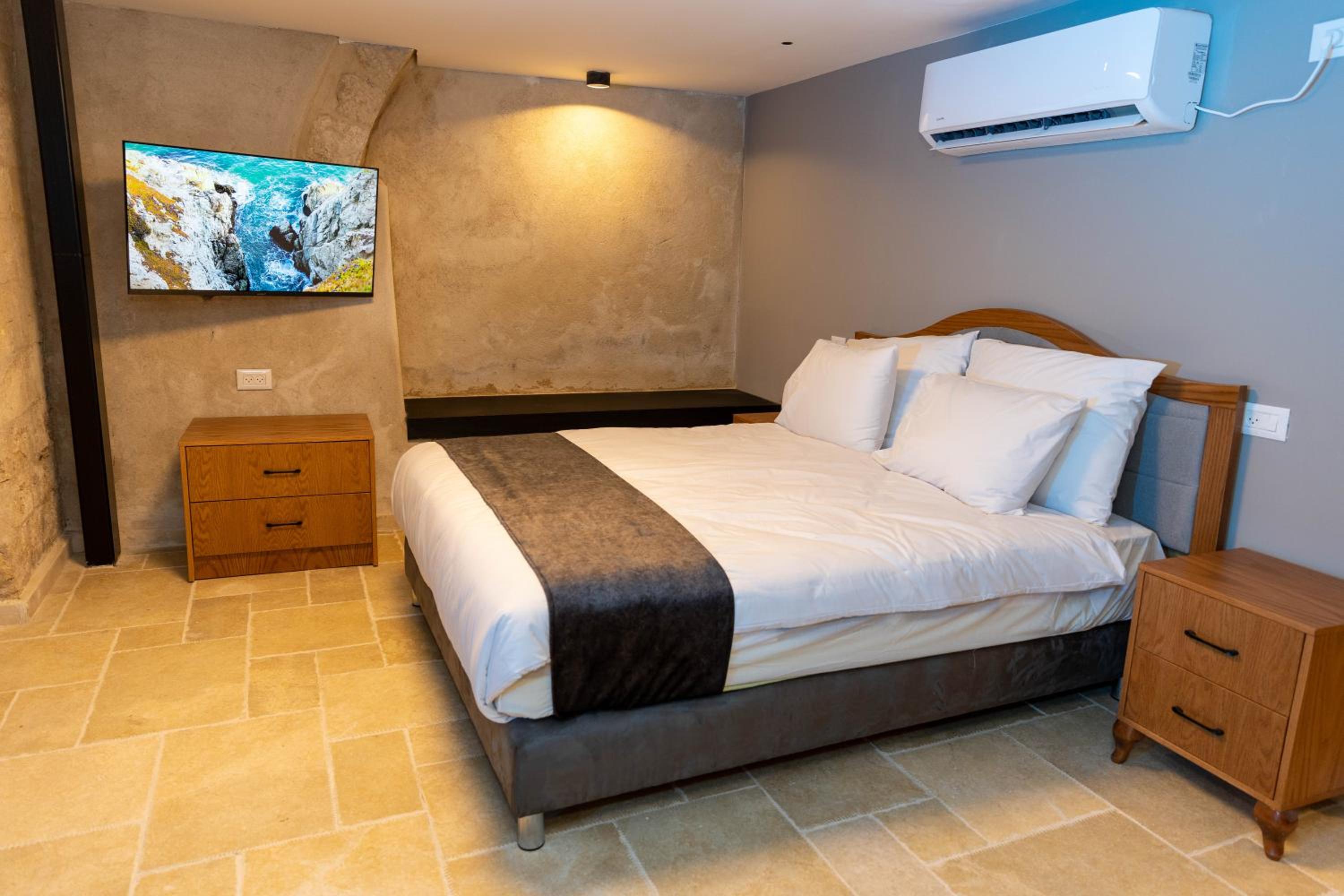 Deluxe Double Room (2 Adults + 1 Child) photo 2