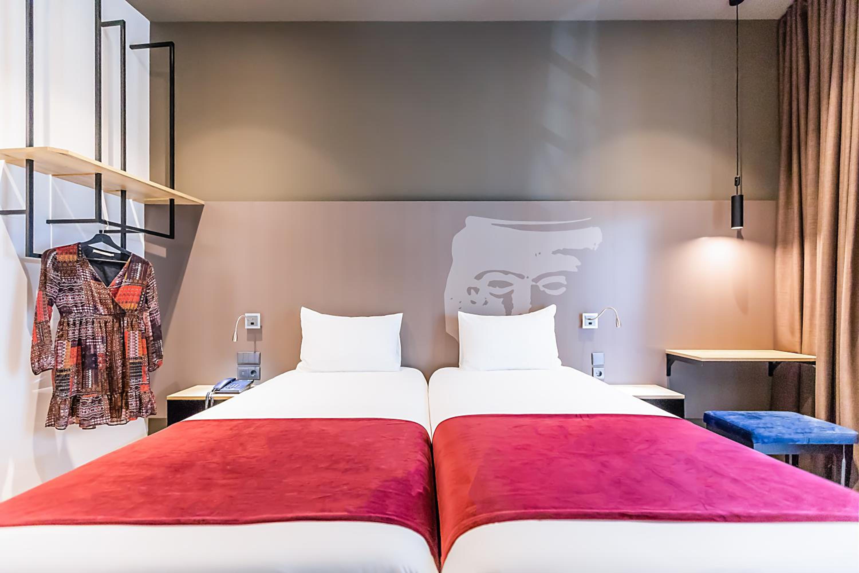 Twin Room - Photo 11