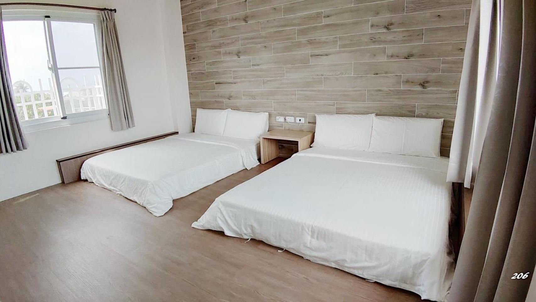 Quadruple Room with Private Bathroom photo 3