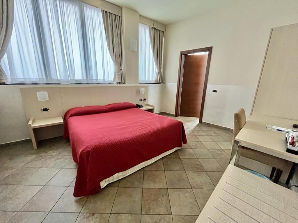 Standard Double or Twin Room - Photo 2