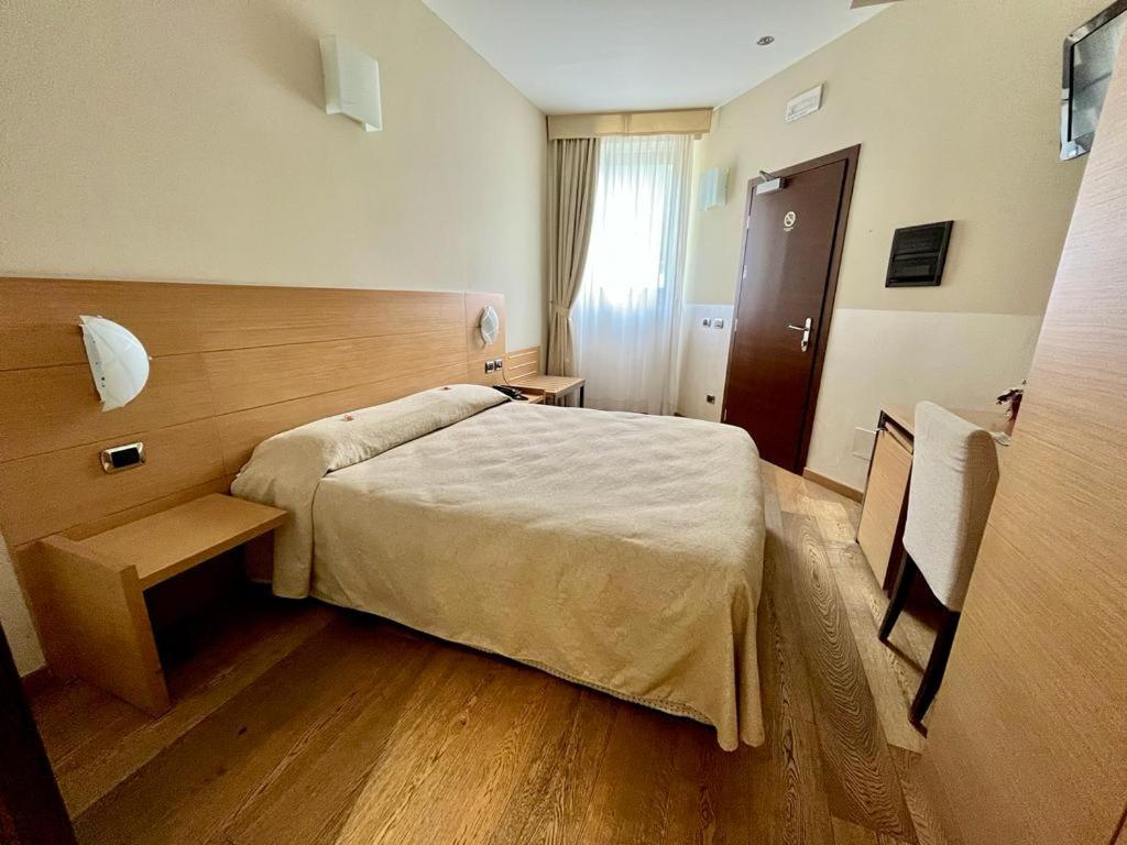 Standard Double or Twin Room - Photo 12