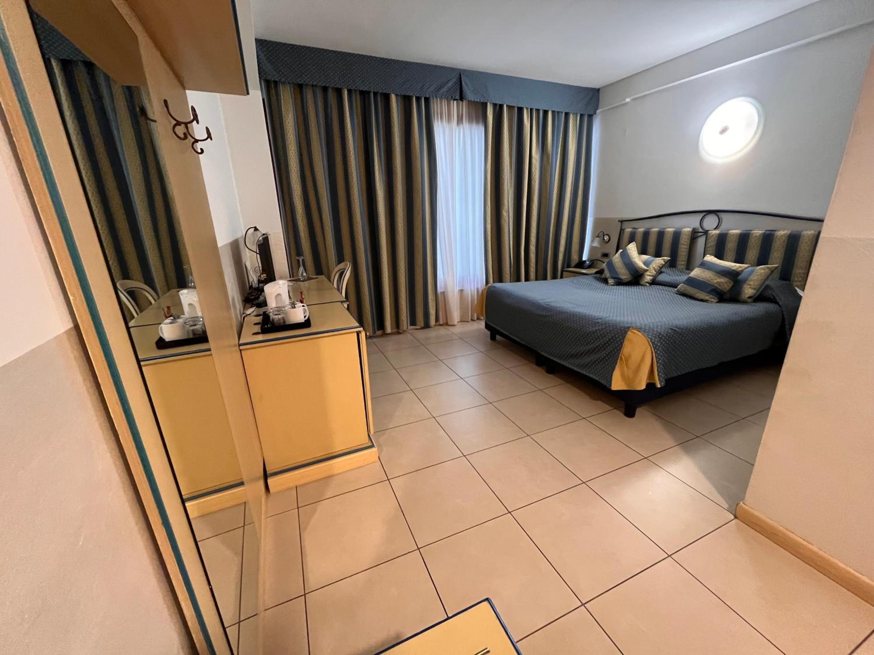 Standard Double or Twin Room - Photo 11