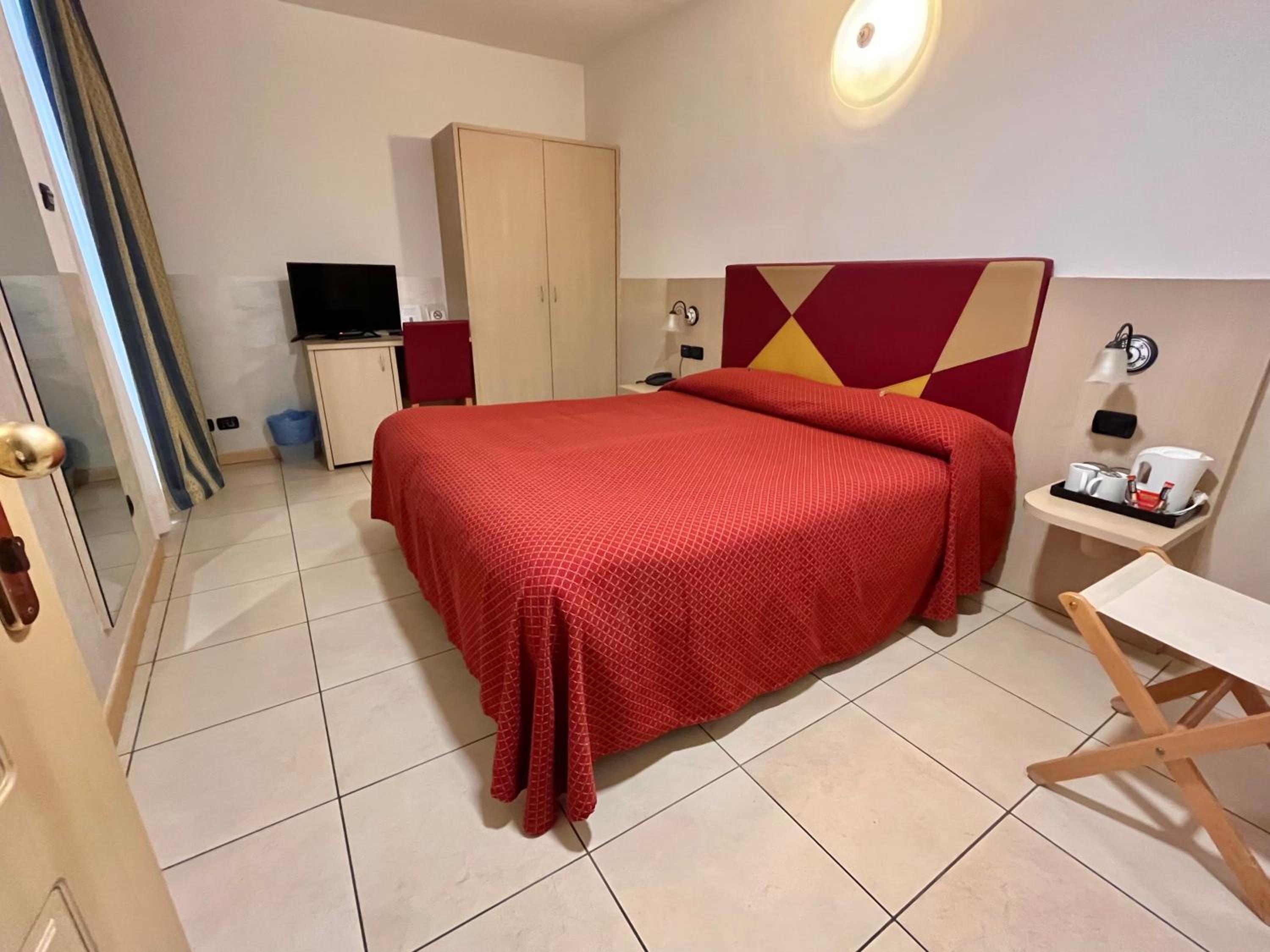 Standard Double or Twin Room - Photo 10