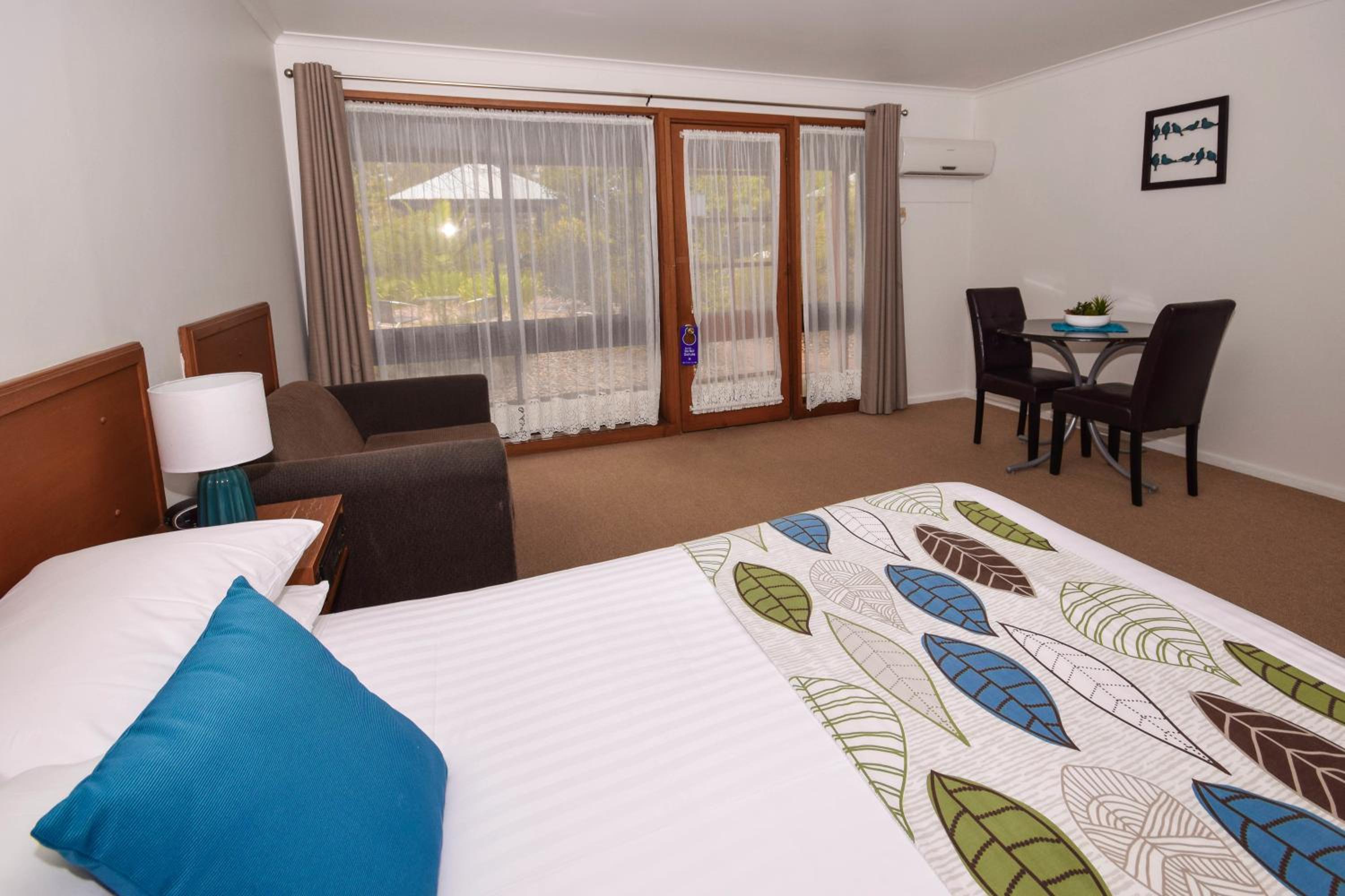 Deluxe Queen Room with Garden View photo 2