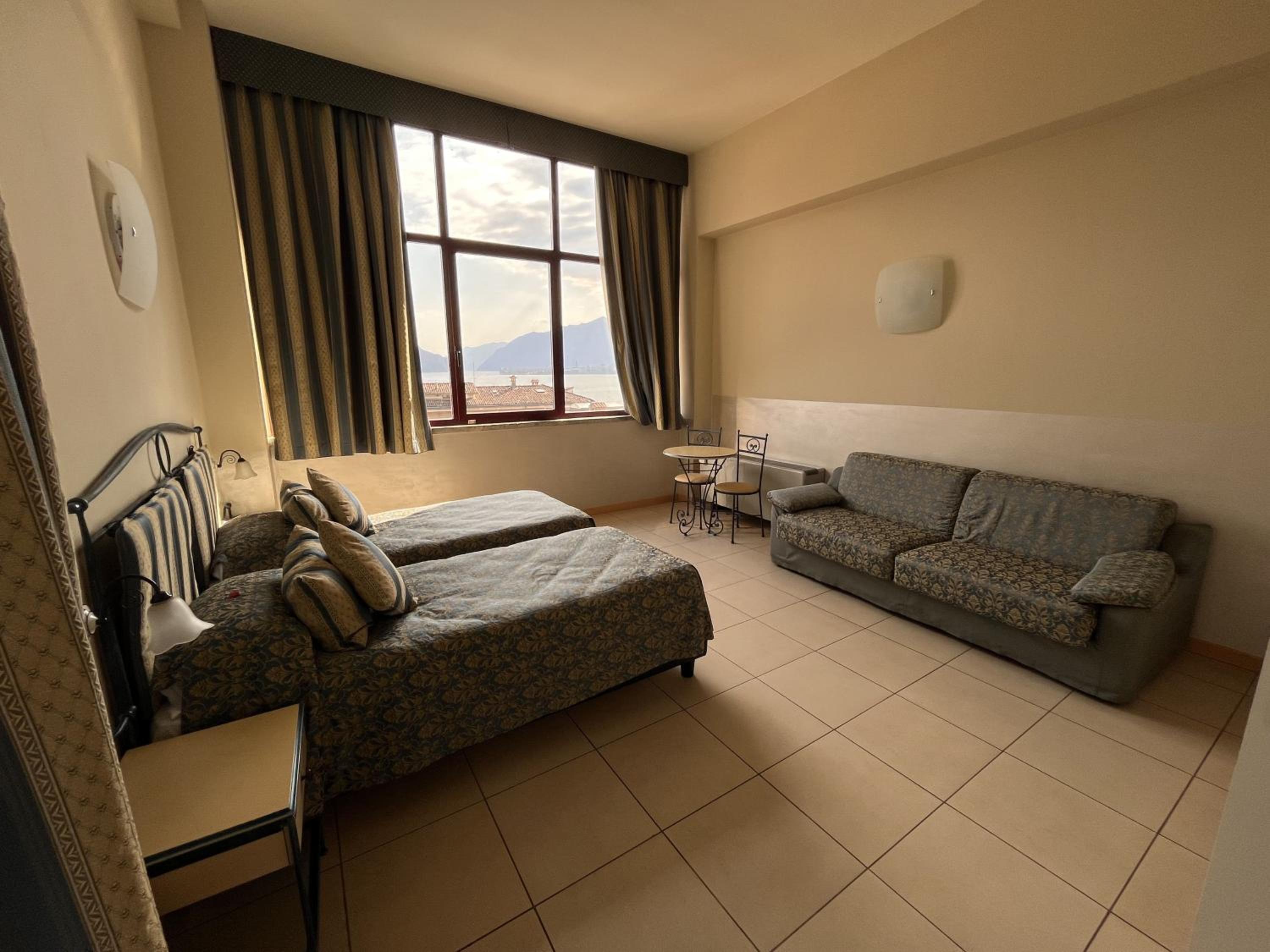 Quadruple Room with Lake View - Photo 1