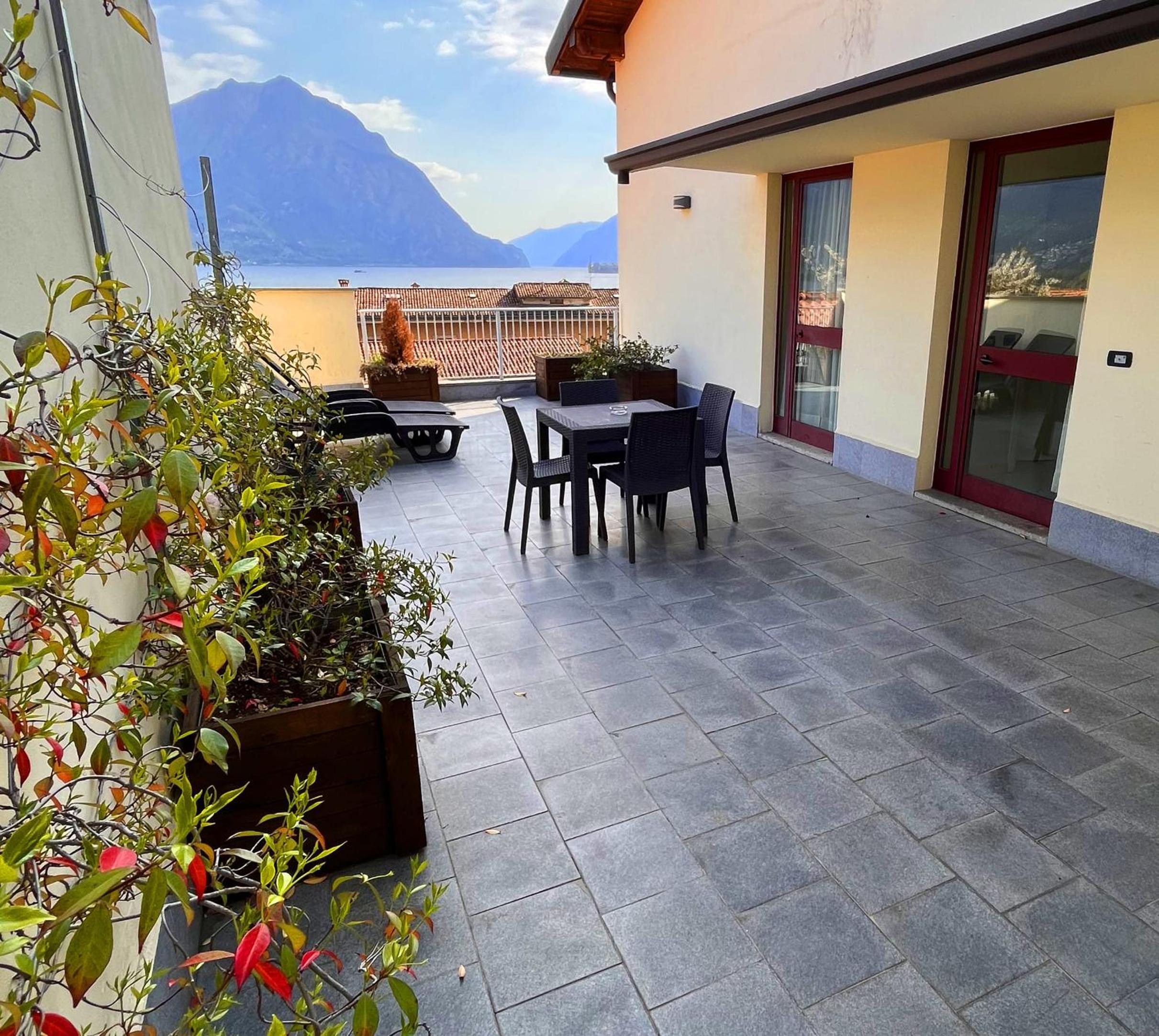Quadruple Room with Lake View - Photo 3