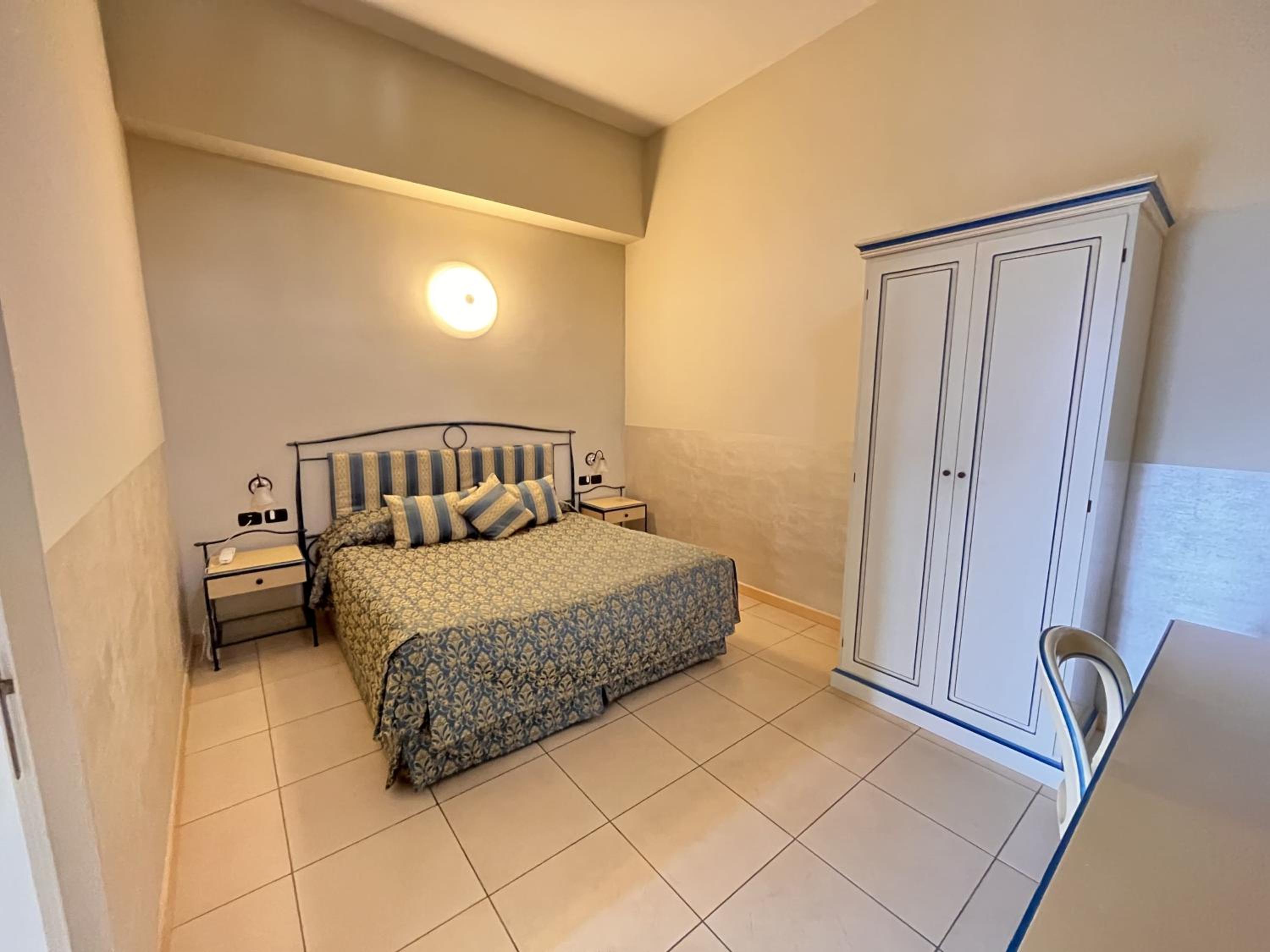 Quadruple Room with Lake View - Photo 4