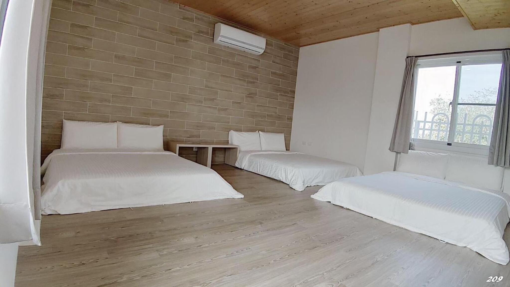 Family Room with Private Bathroom photo 2