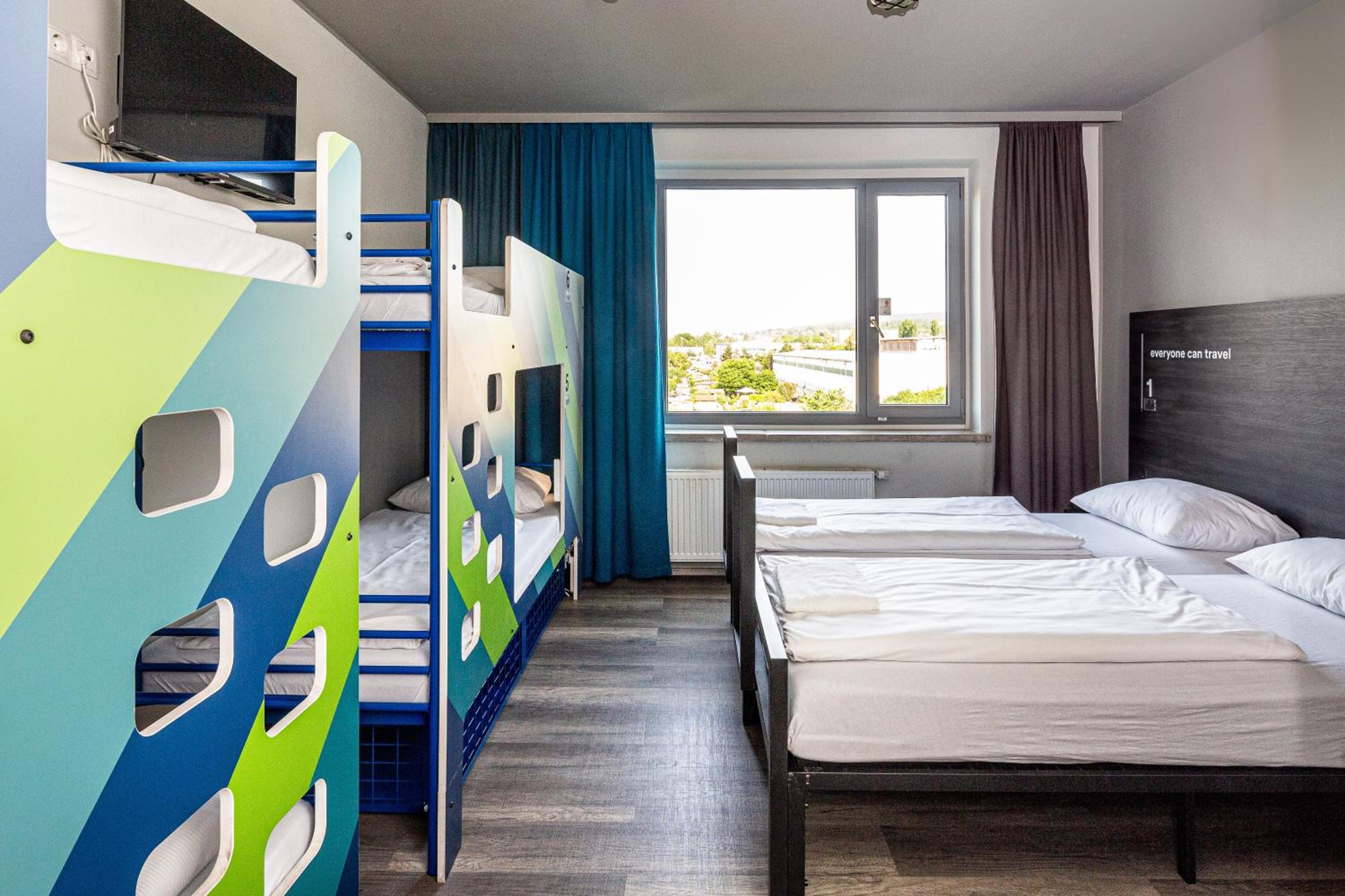 6-Bed Room photo 2
