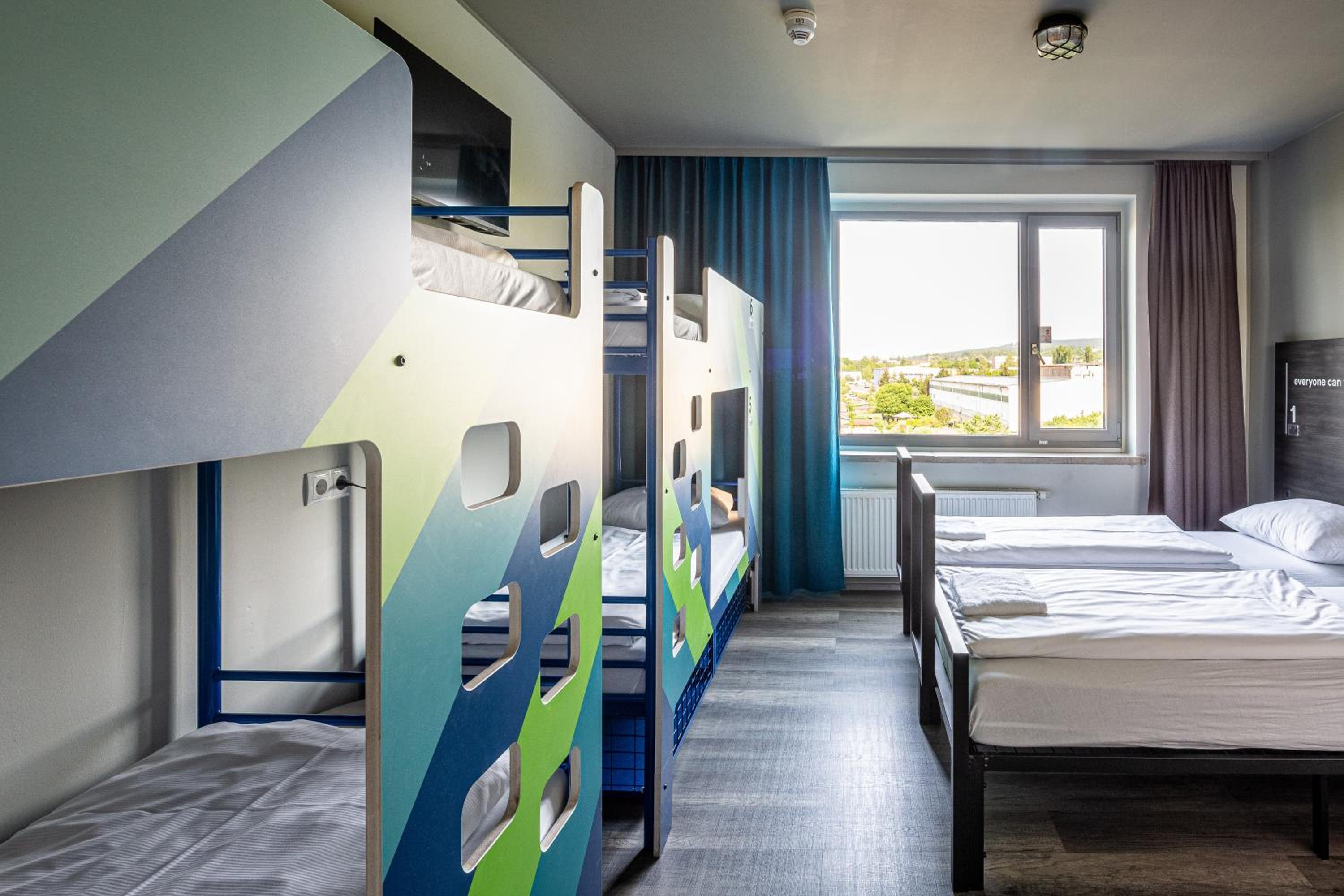 6-Bed Room photo 3