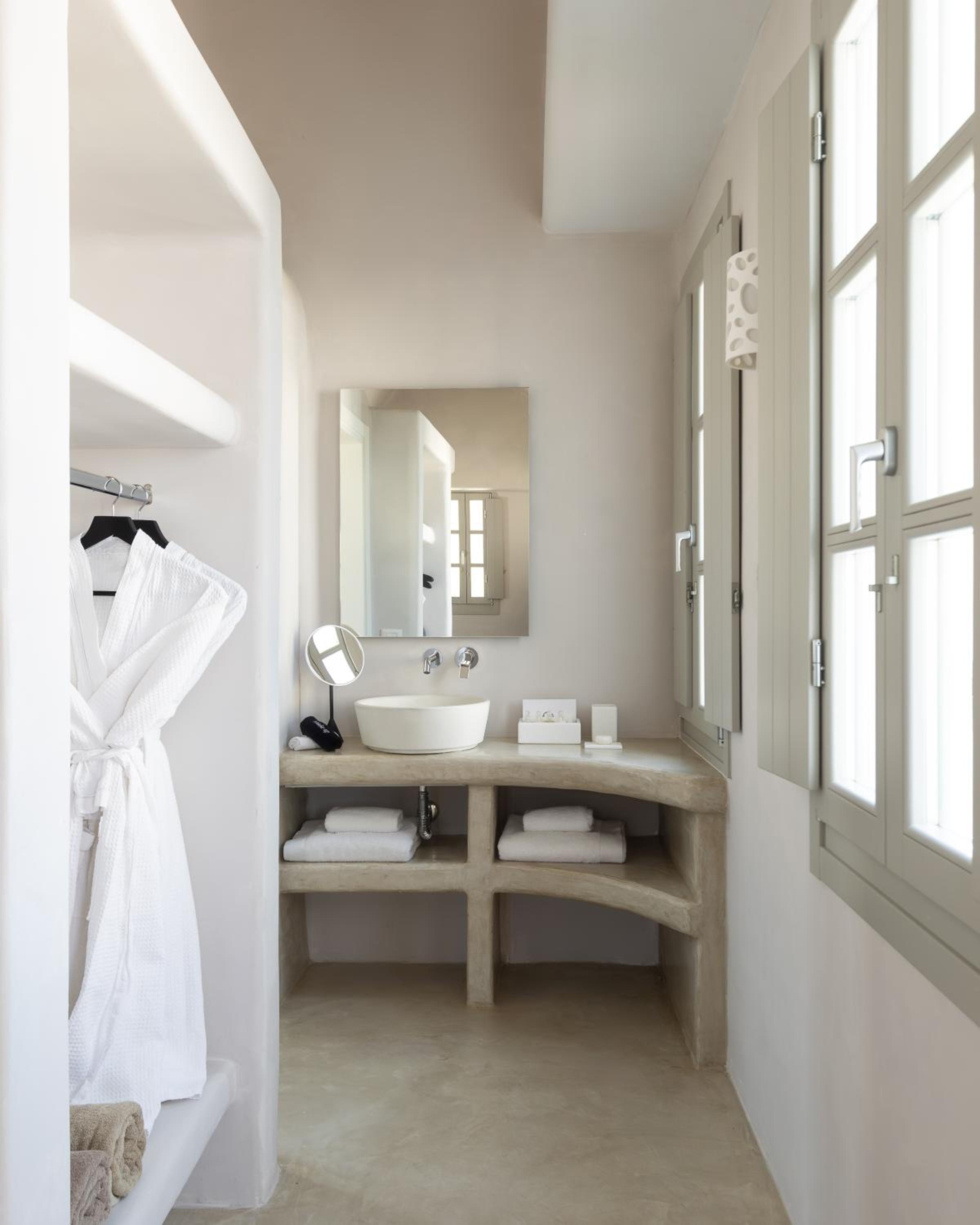 Deluxe Suite with Sea View - Photo 10