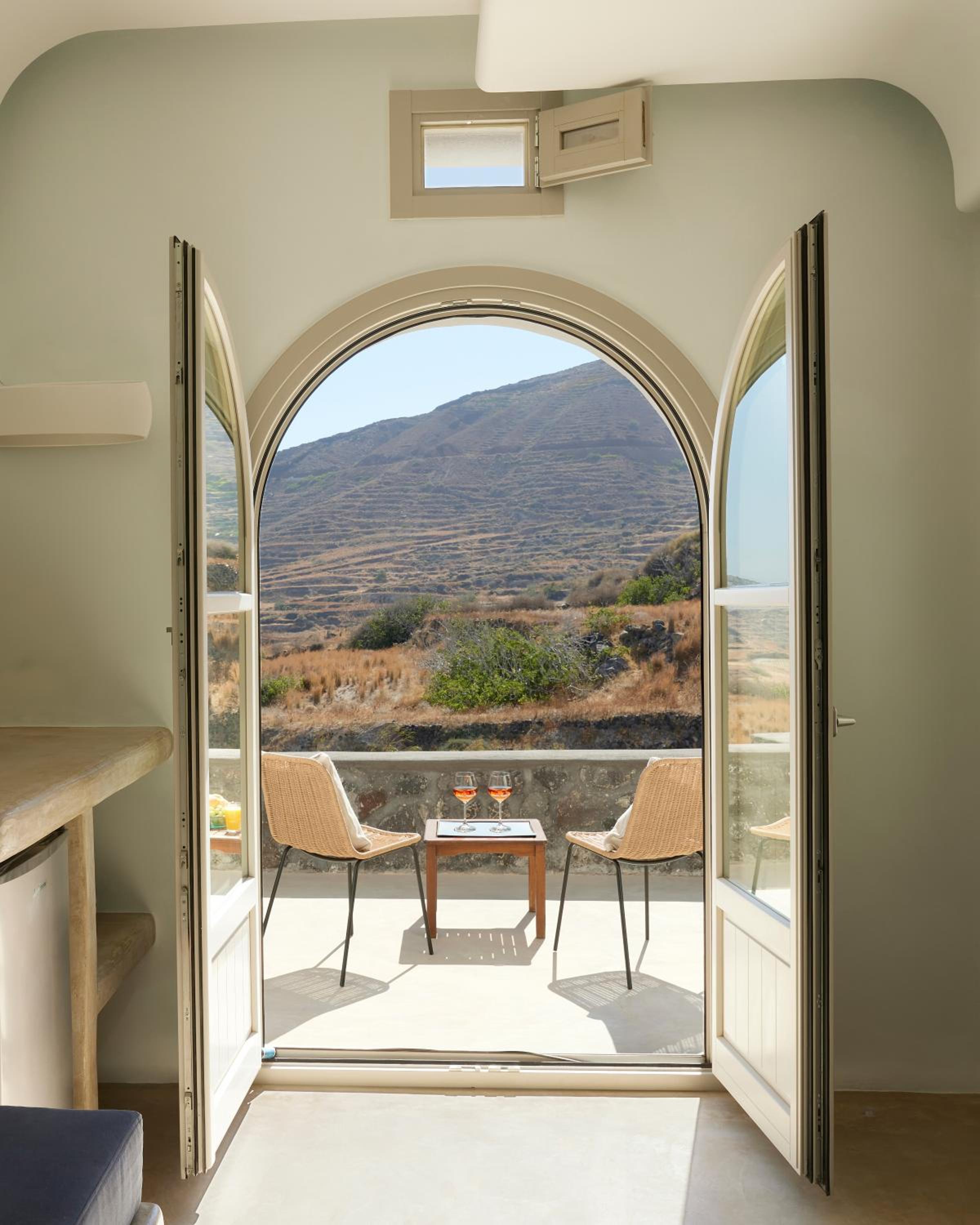 Deluxe Suite with Sea View - Photo 11